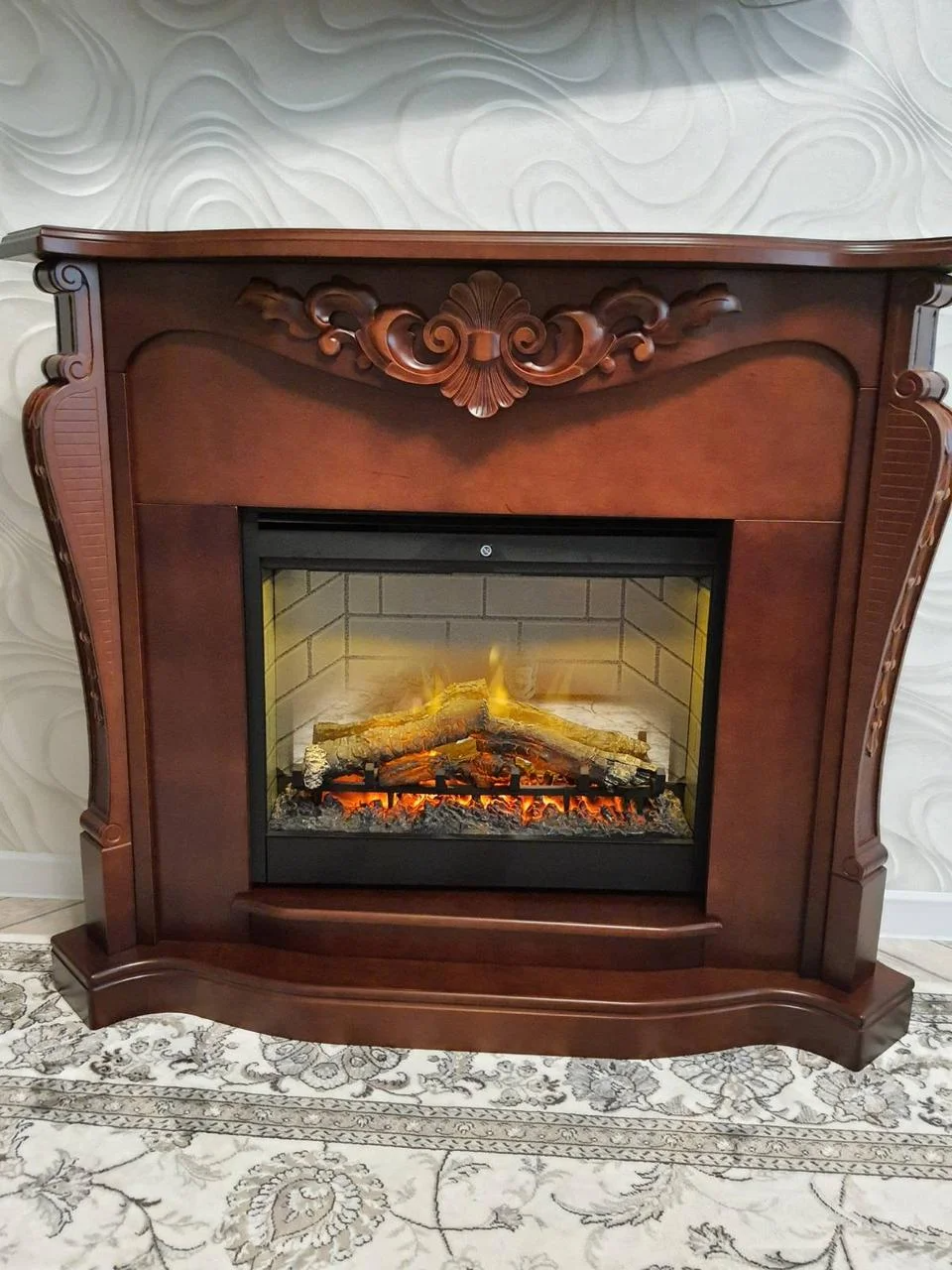 

Пристенный камин Fireplace Симфония Каролина с эффектом живого пламени со звуком и обогревом