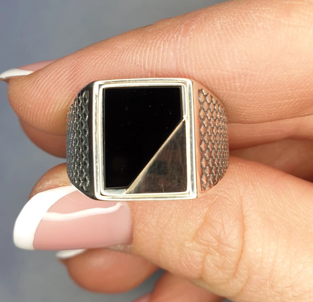 

Кольцо серебряное с ониксом "Эквадор" 21,5 5,21 г