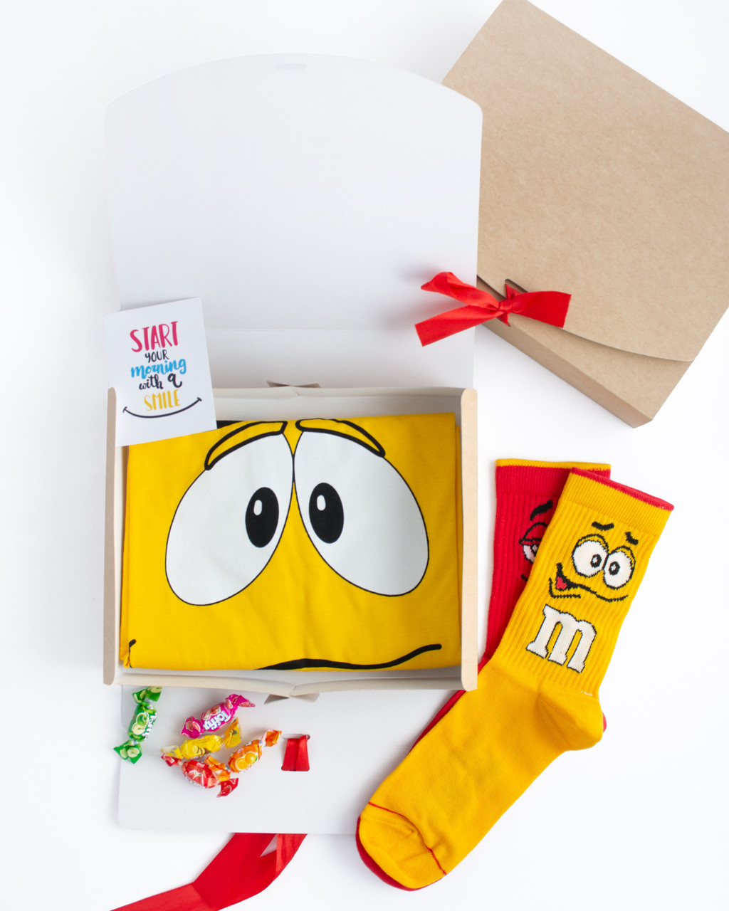

Подарочный набор женский. Футболка жёлтая с принтом "M&M's", носки с принтом "M&M's" Maybel  Box 5008, Подарочный набор женский. Футболка жёлтая с принтом "M&M's", носки с принтом "M&M's" Maybel XL Box 5008