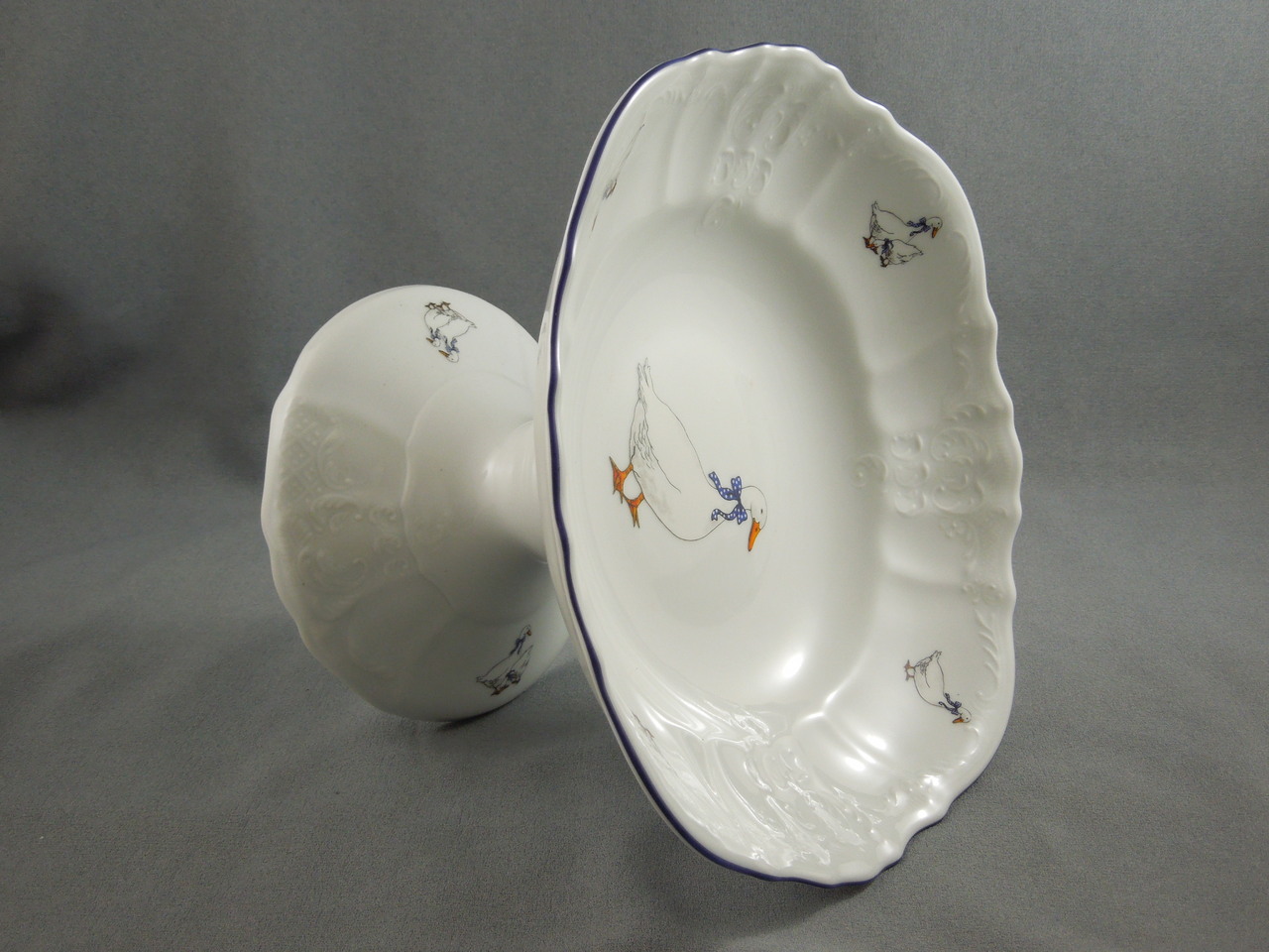 

Фруктовница на ножке Thun Bernadotte 5936B59 голубой кант 23см