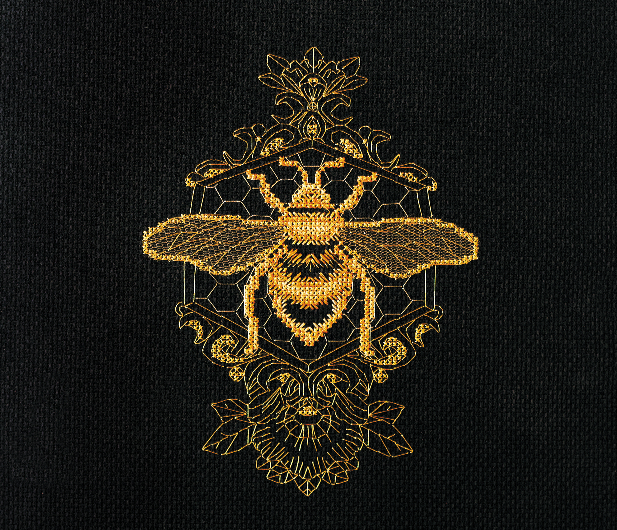 

Набор для вышивки крестом Абрис Арт Золотая пчела