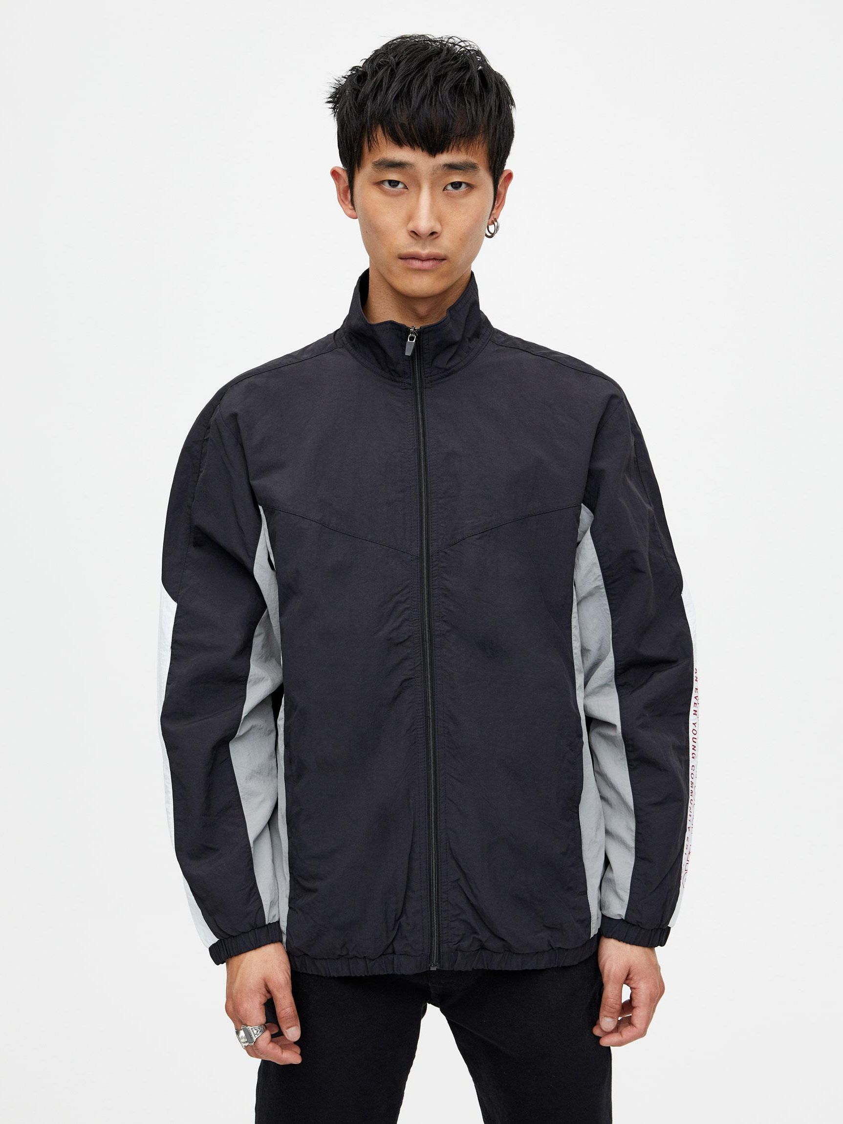 

Ветровка Pull & Bear XAZ237579OMDP M Черная-серая-белая