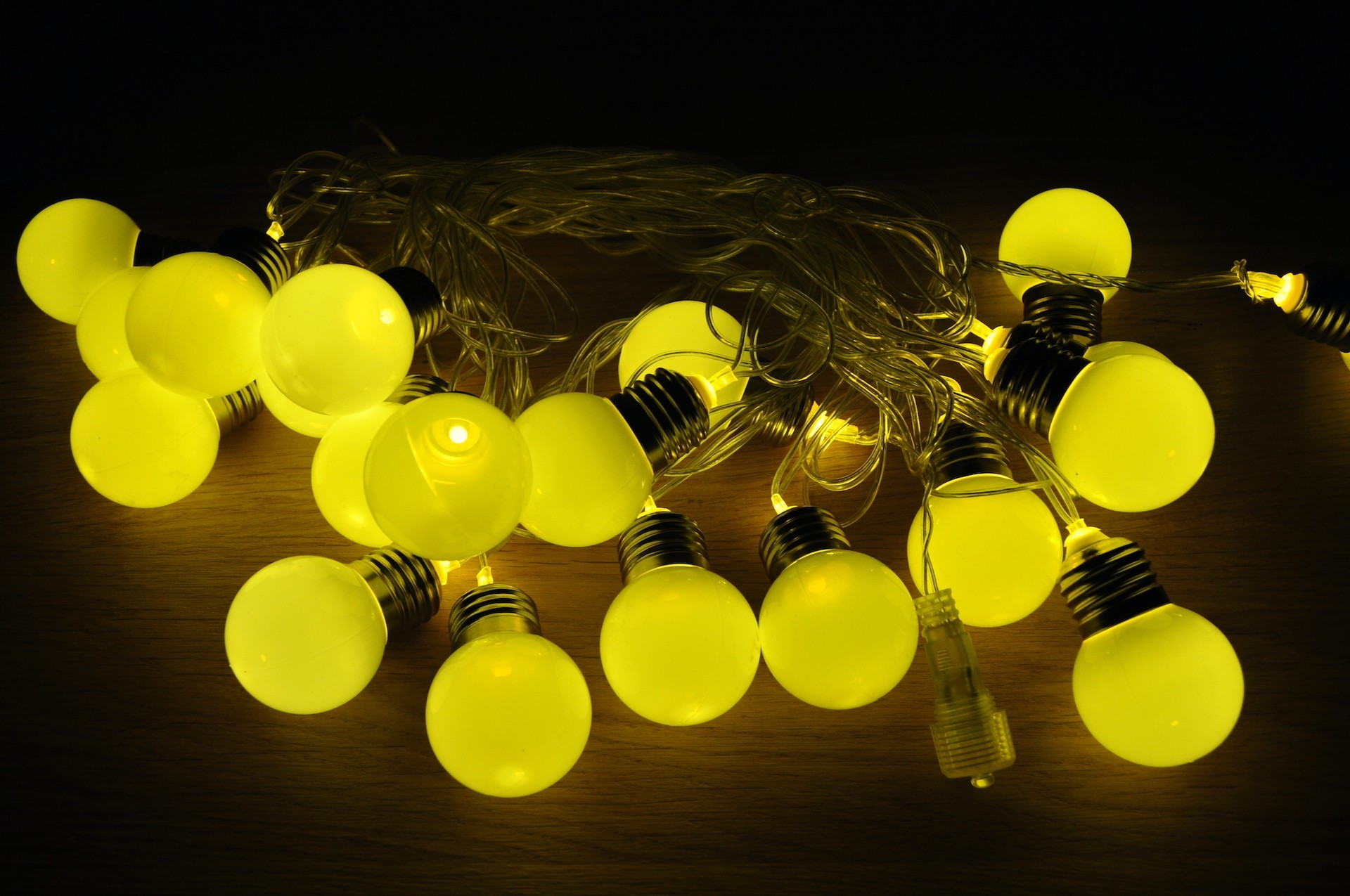 

Гирлянда лампочки матовые 50 мм 7 м прозрачный провод 20 LED теплый белый цвет