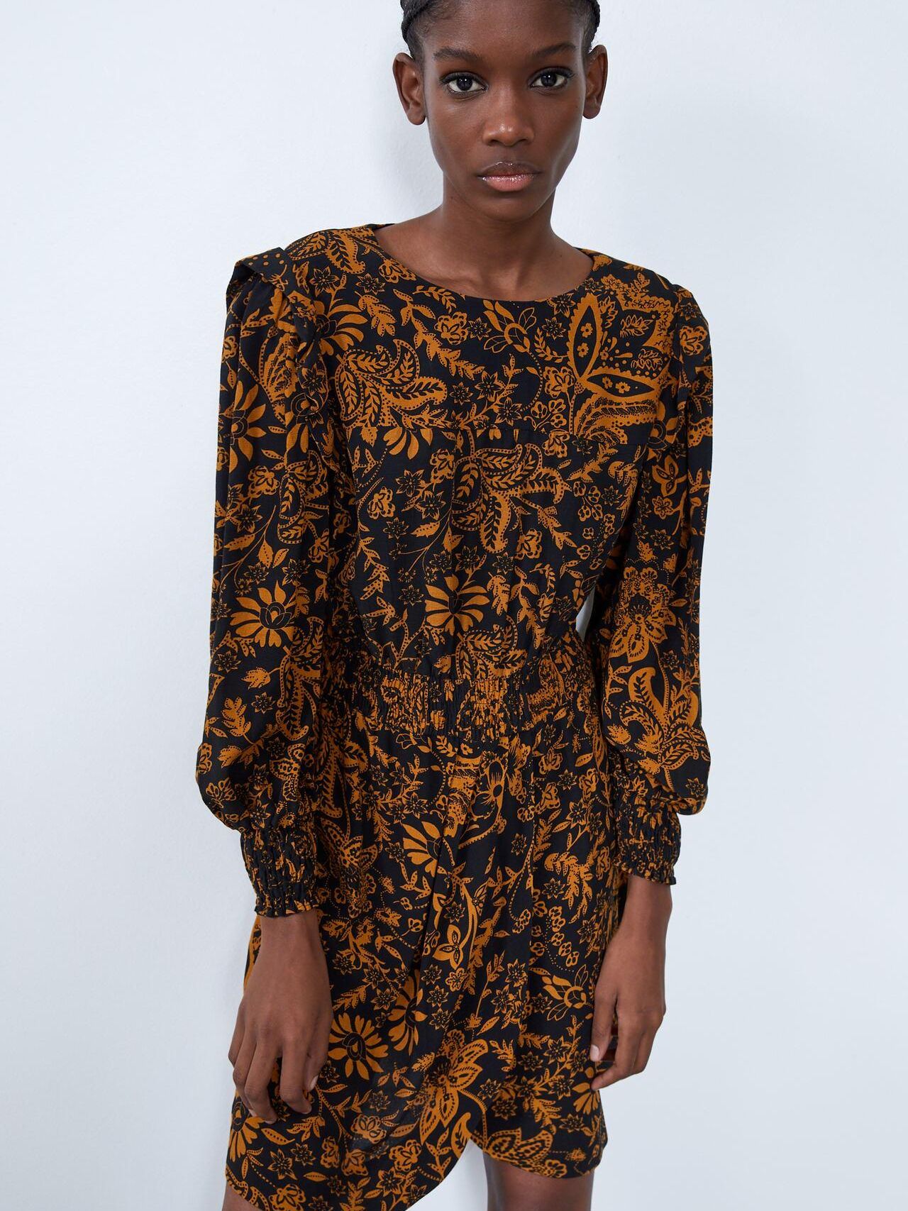 

Платье Zara XAZ239370XNVE  Черное с желтым, Платье Zara XAZ239370XNVE S Черное с желтым