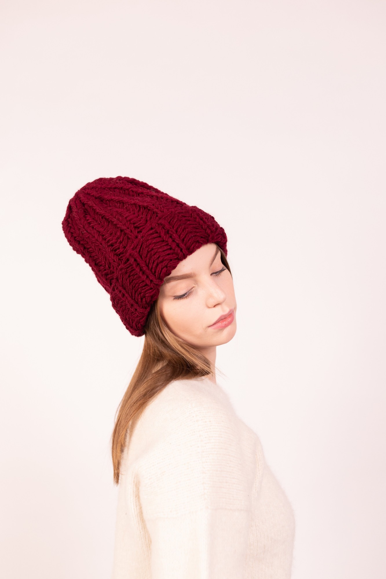 

Шапка женская крупной вязки Hats_with_love 54 Бордовая