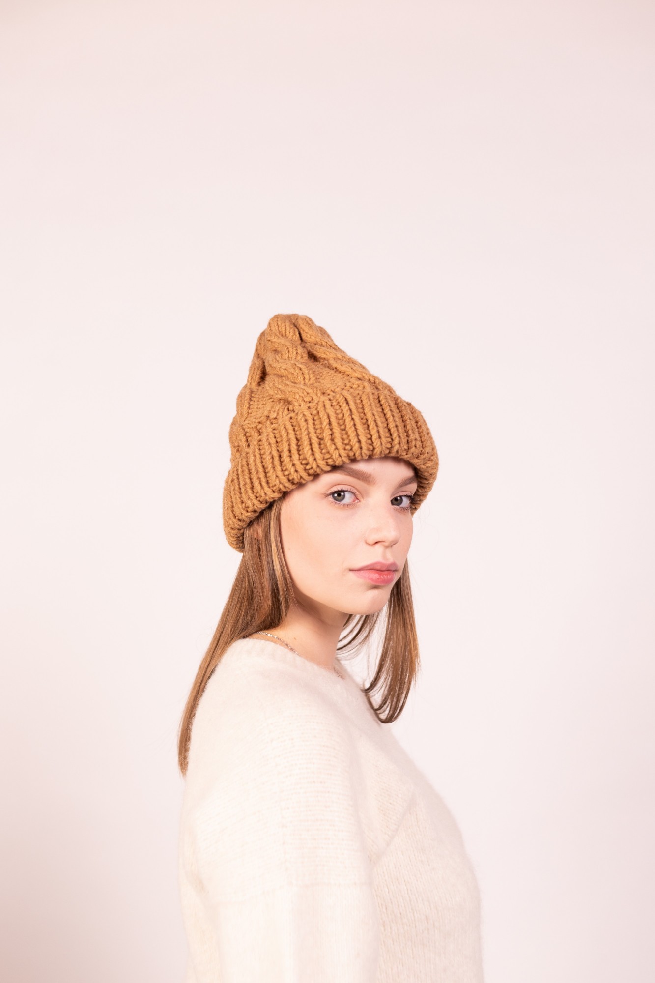 

Шапка ручной работа с красивыми объемными жгутами Hats_with_love 59 Песочная