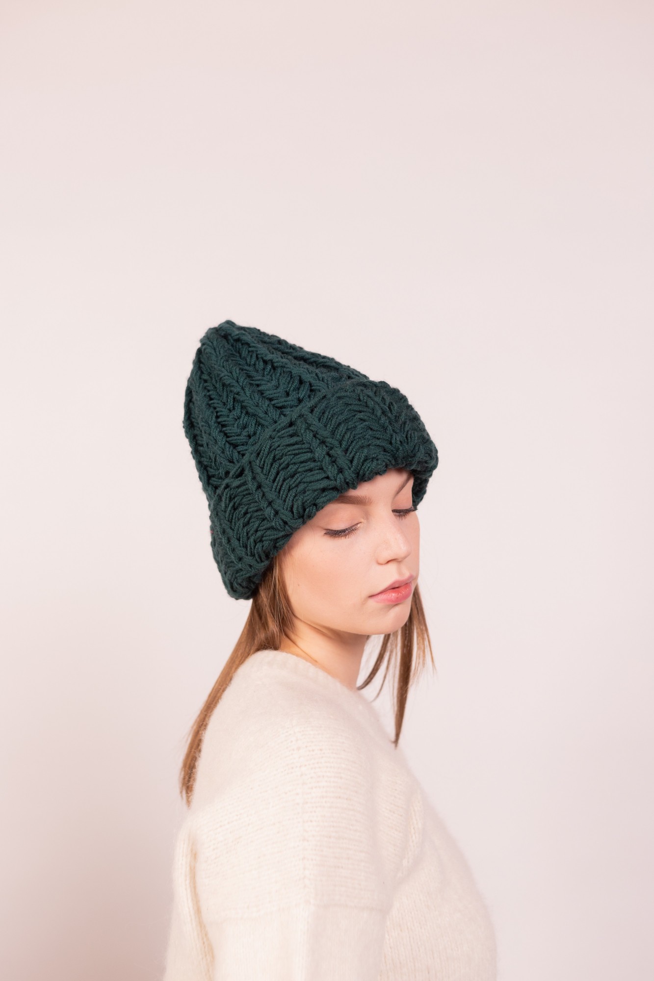 

Шапка женская крупной вязки Hats_with_love 55 Изумрудная