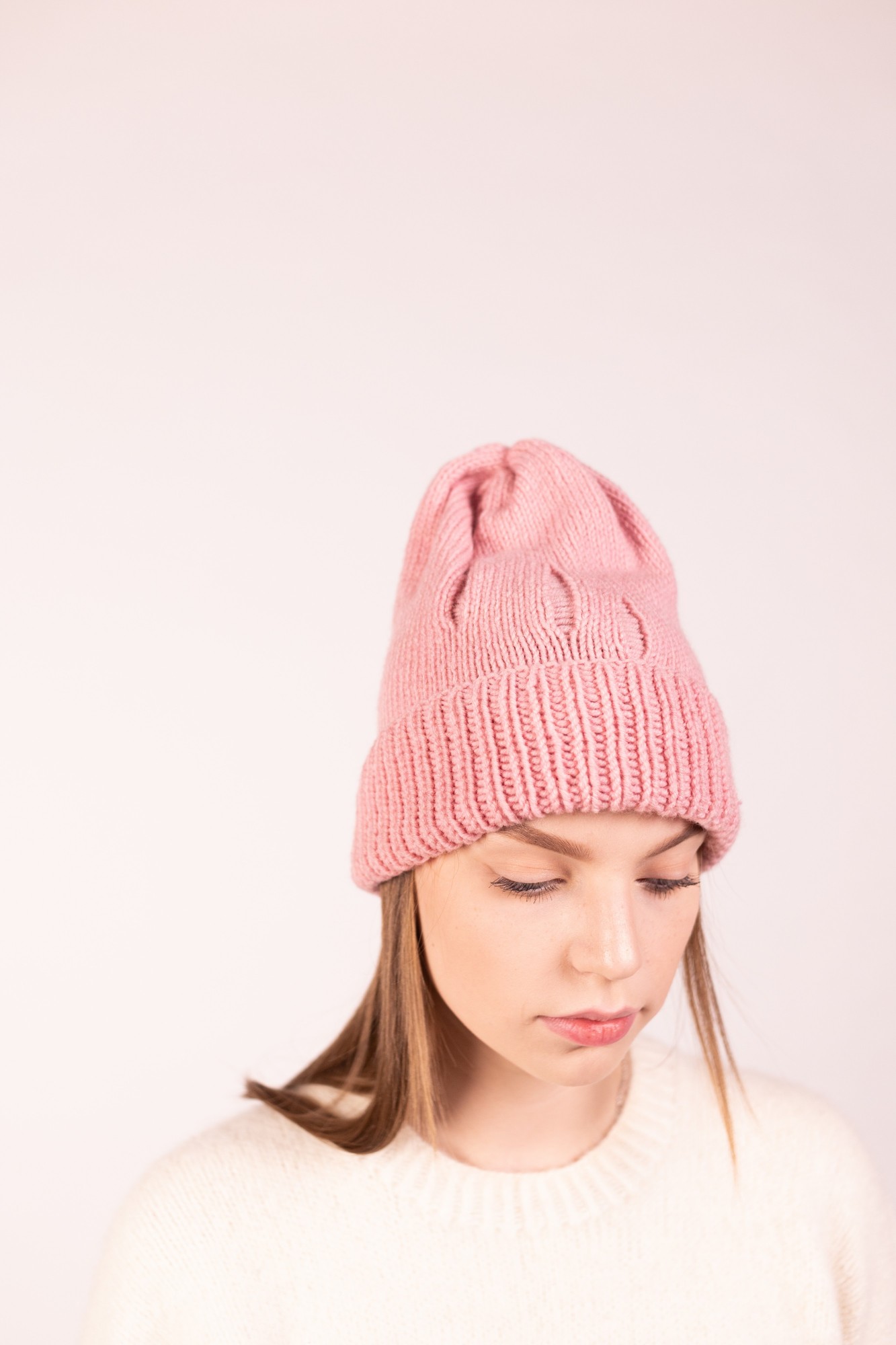 

Шапка ручной работы с декоративными дырками Hats_with_love 59 Розовая