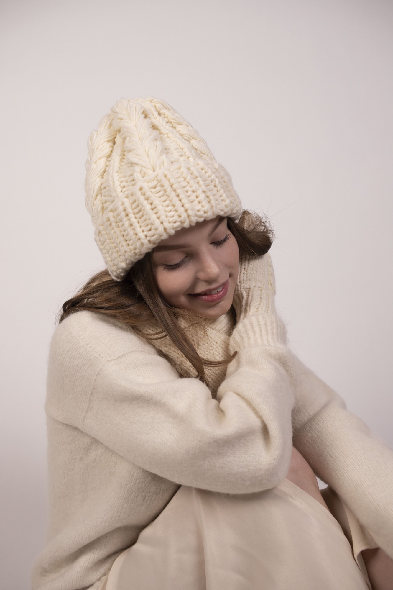 

Шапка ручной работы с объемными колосками Hats_with_love 56 Молочная