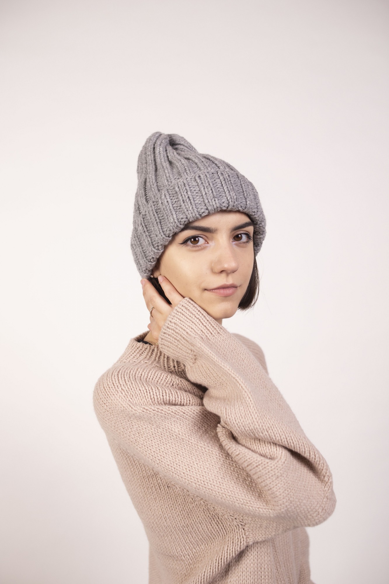 

Базовая шапка ручной работы под любой стиль Hats_with_love 59 Серая