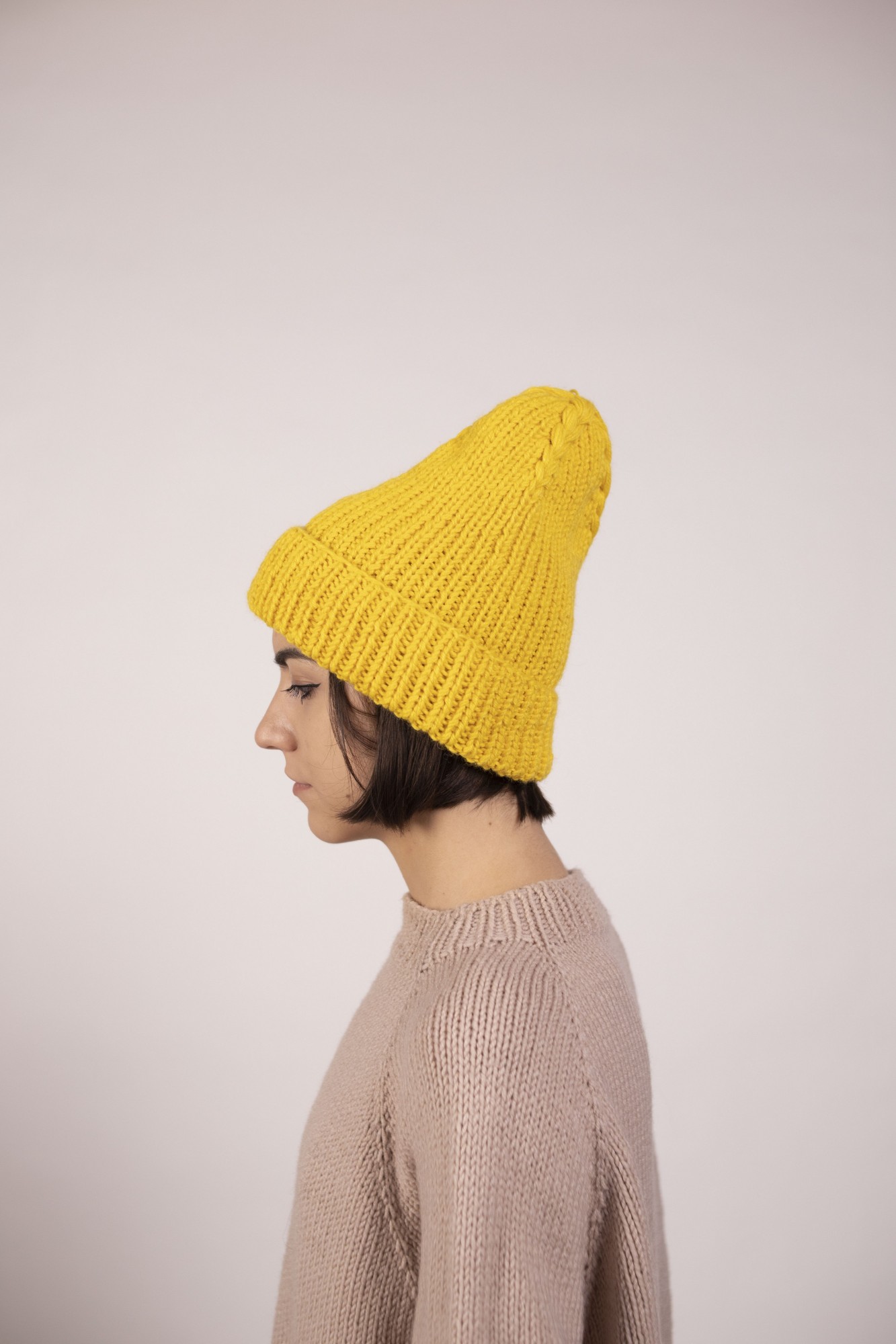 

Уютная шапка с объемными косичками на макушке ручной работы Hats_with_love 57 Желтая