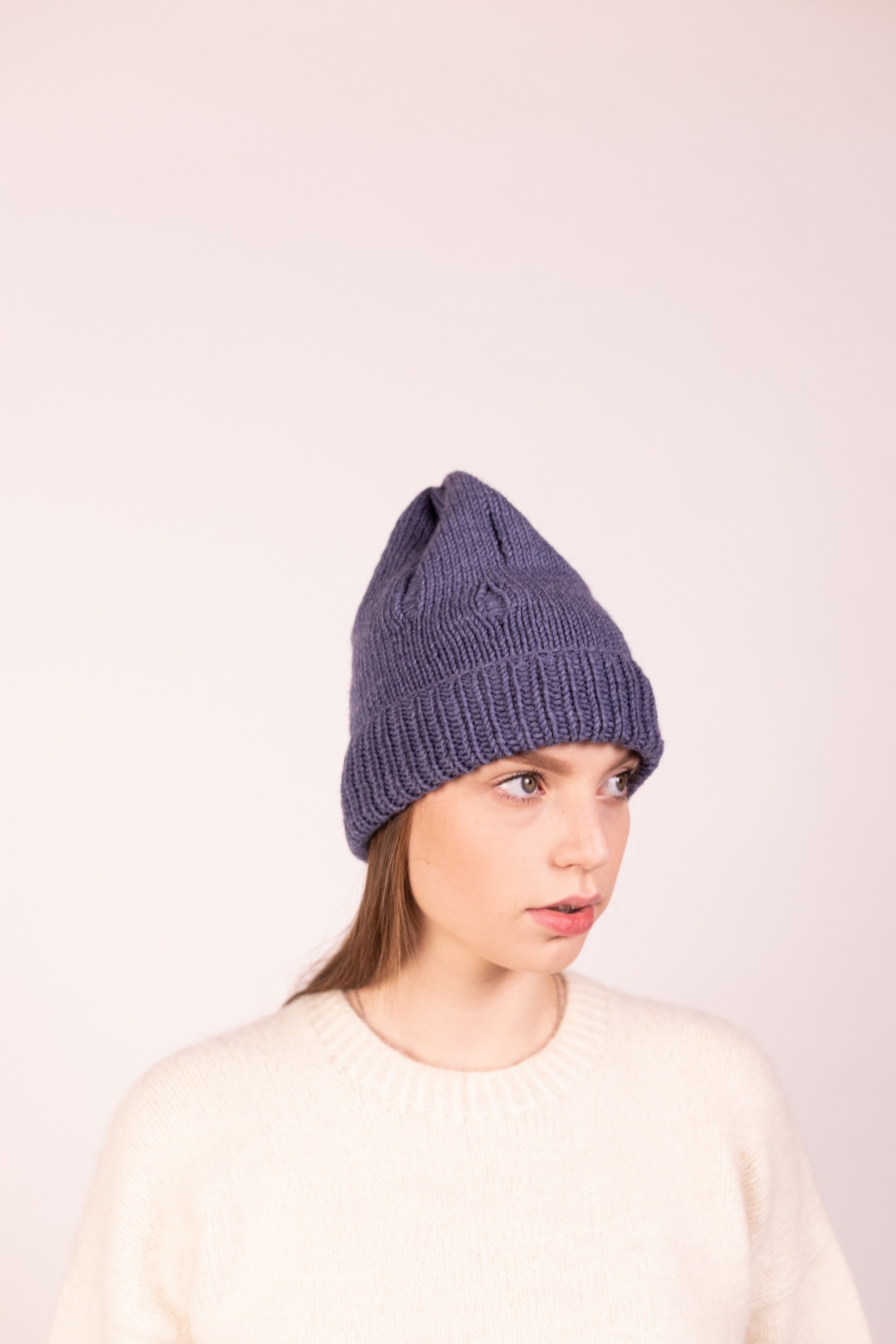 

Шапка ручной работы с декоративными дырками Hats_with_love 56 Джинс