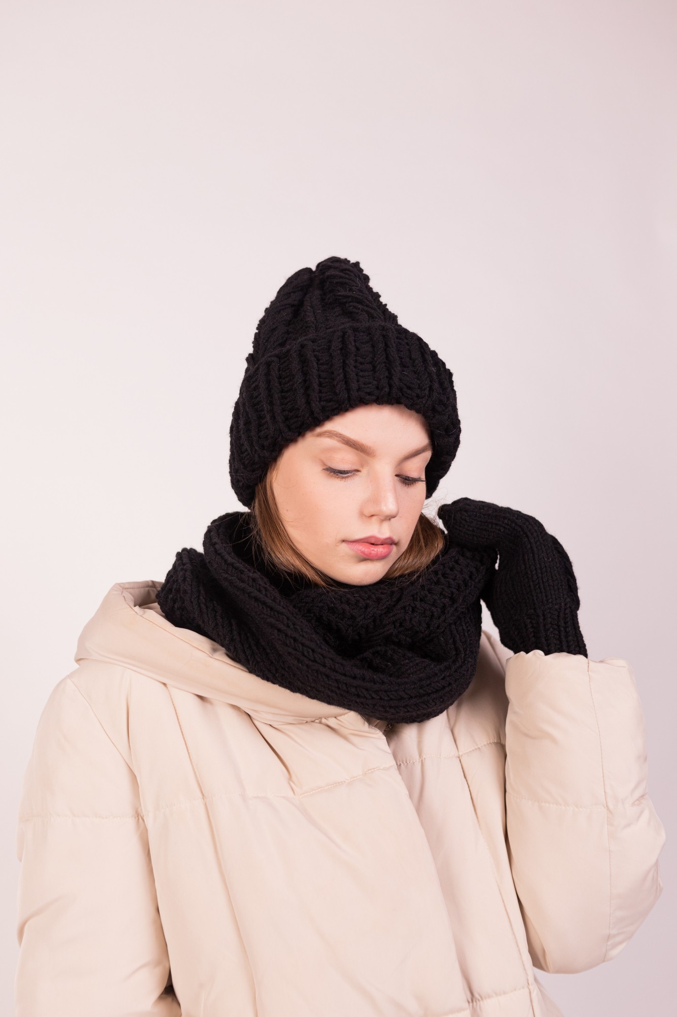 

Женский зимний комплект с объемным узором Hats_with_love 55 шапка снуд + рукавички Черный