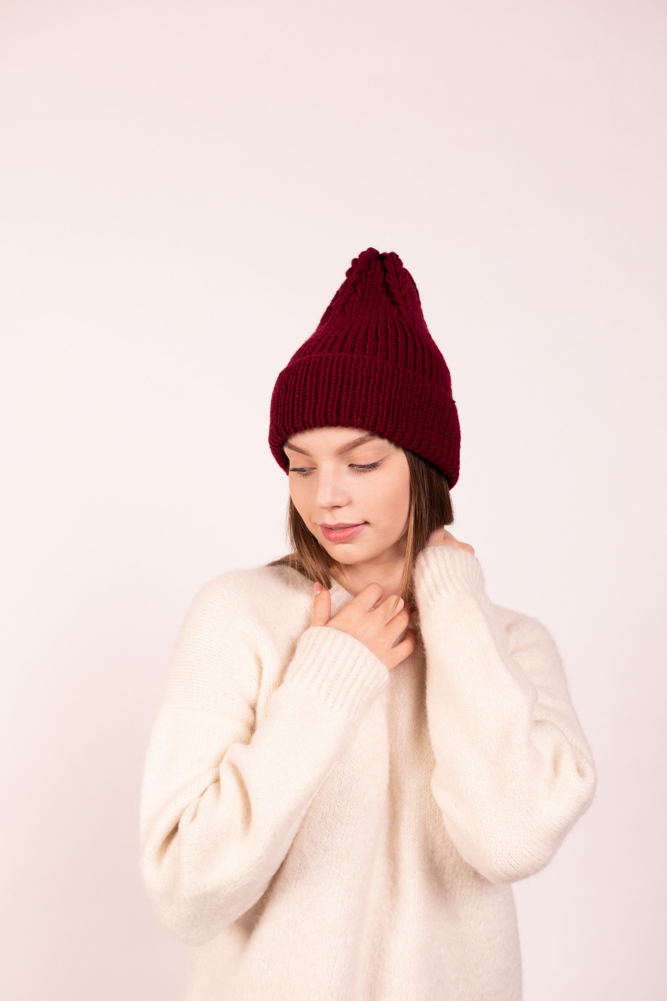 

Уютная шапка с объемными косичками на макушке ручной работы Hats_with_love 55 Бордовая