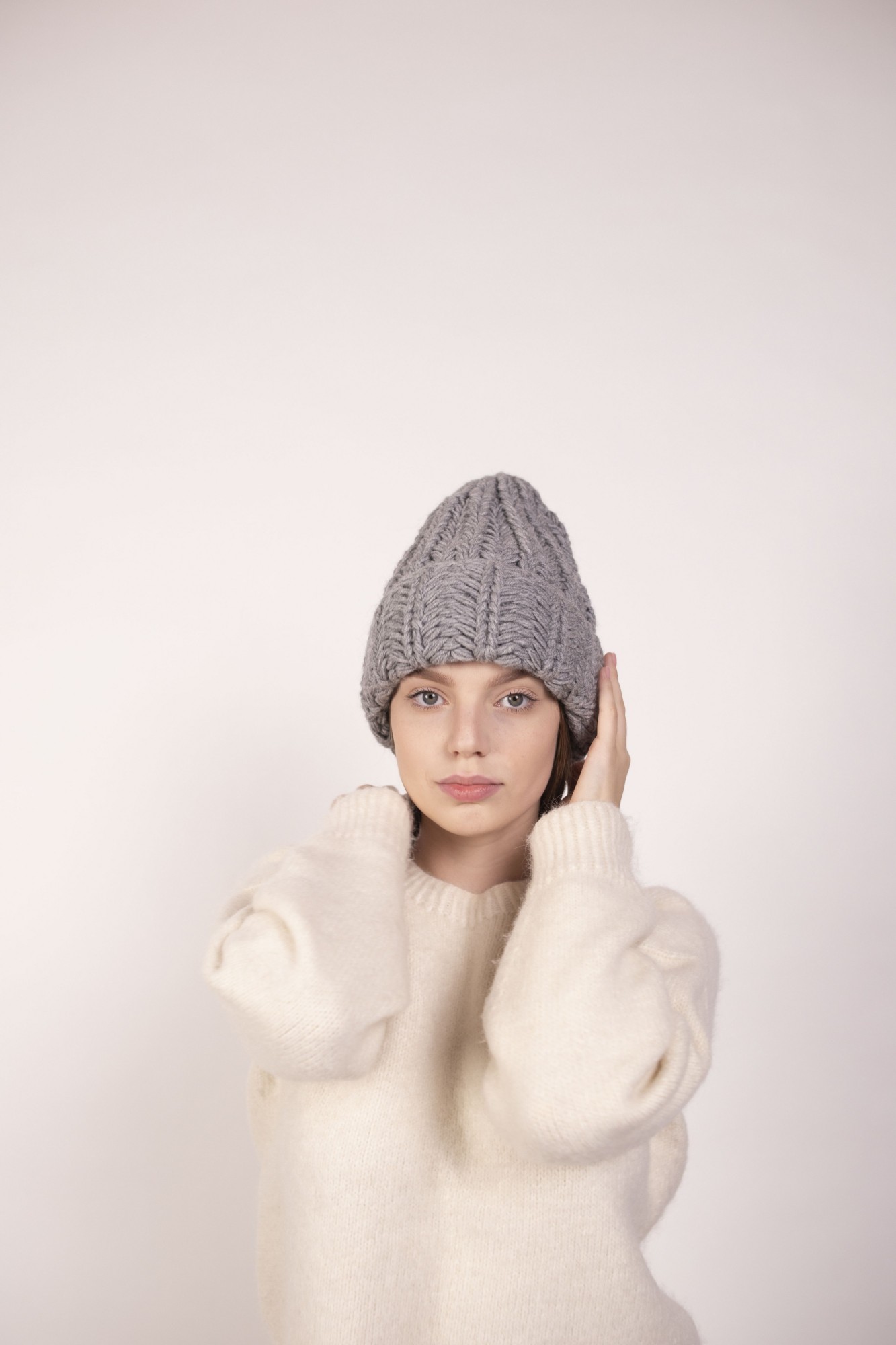 

Шапка женская крупной вязки Hats_with_love 58 Серая