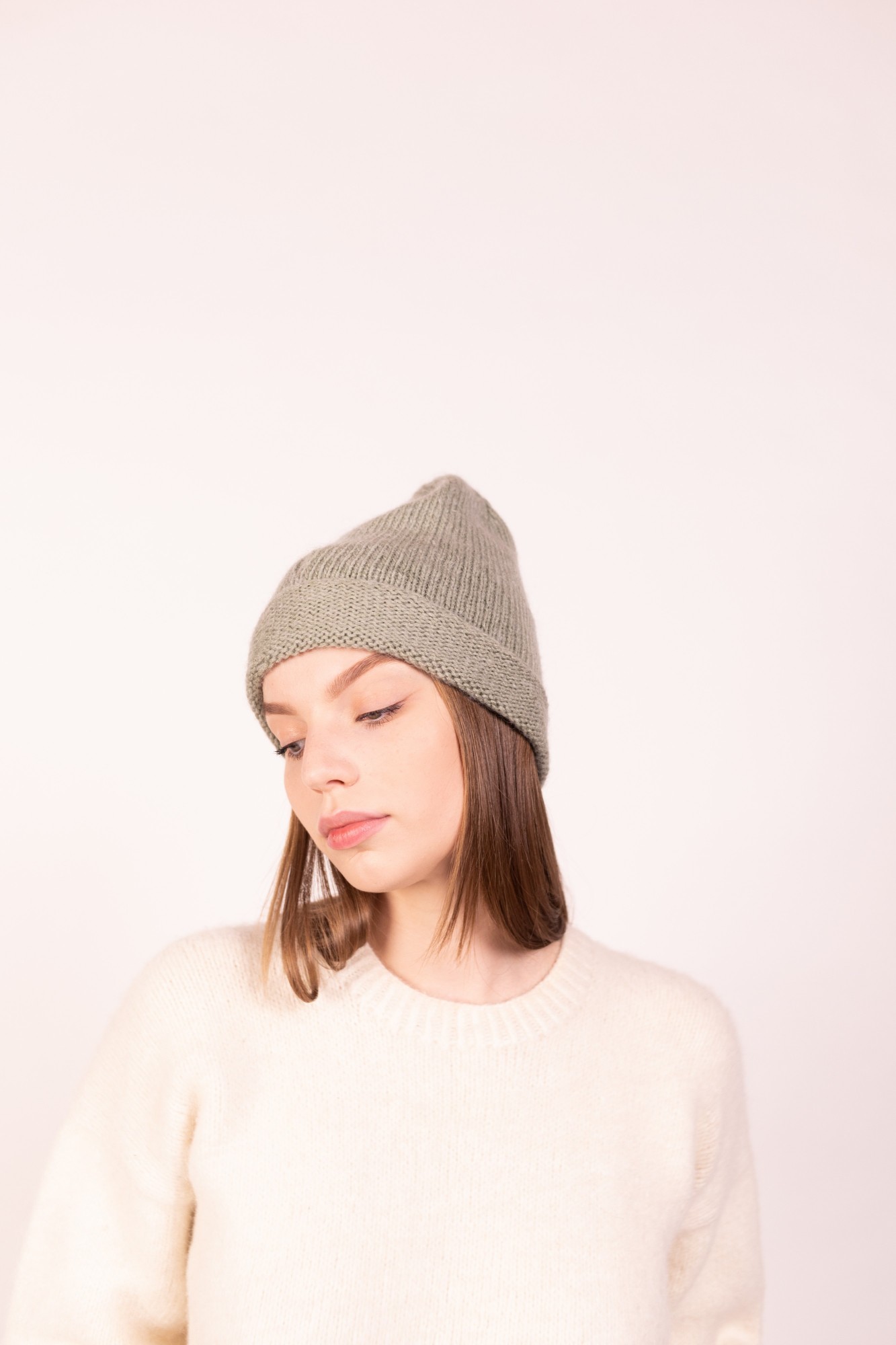 

Шапка ручной работы с декоративными дырками Hats_with_love 59 Фисташковая
