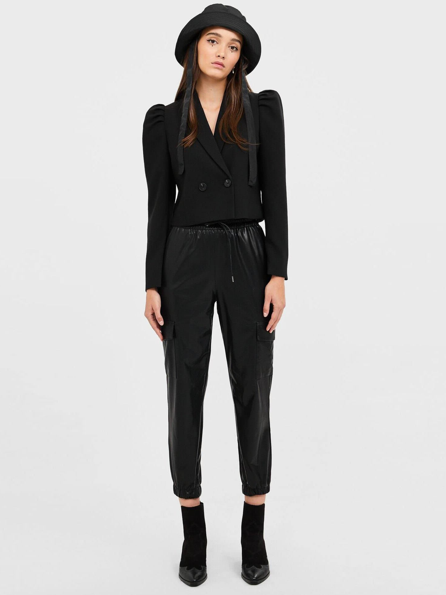 

Брюки Stradivarius XAZ231112NYUJ S Черные