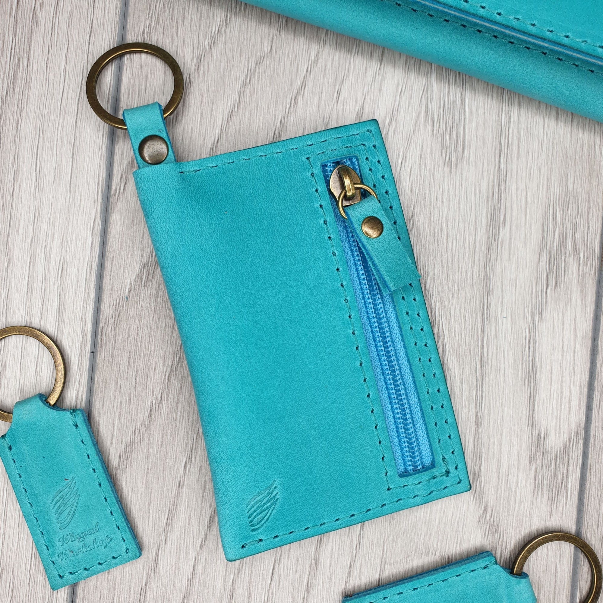 

Ключница кожаная Крейзи Хорс Бирюза матовая на молнии