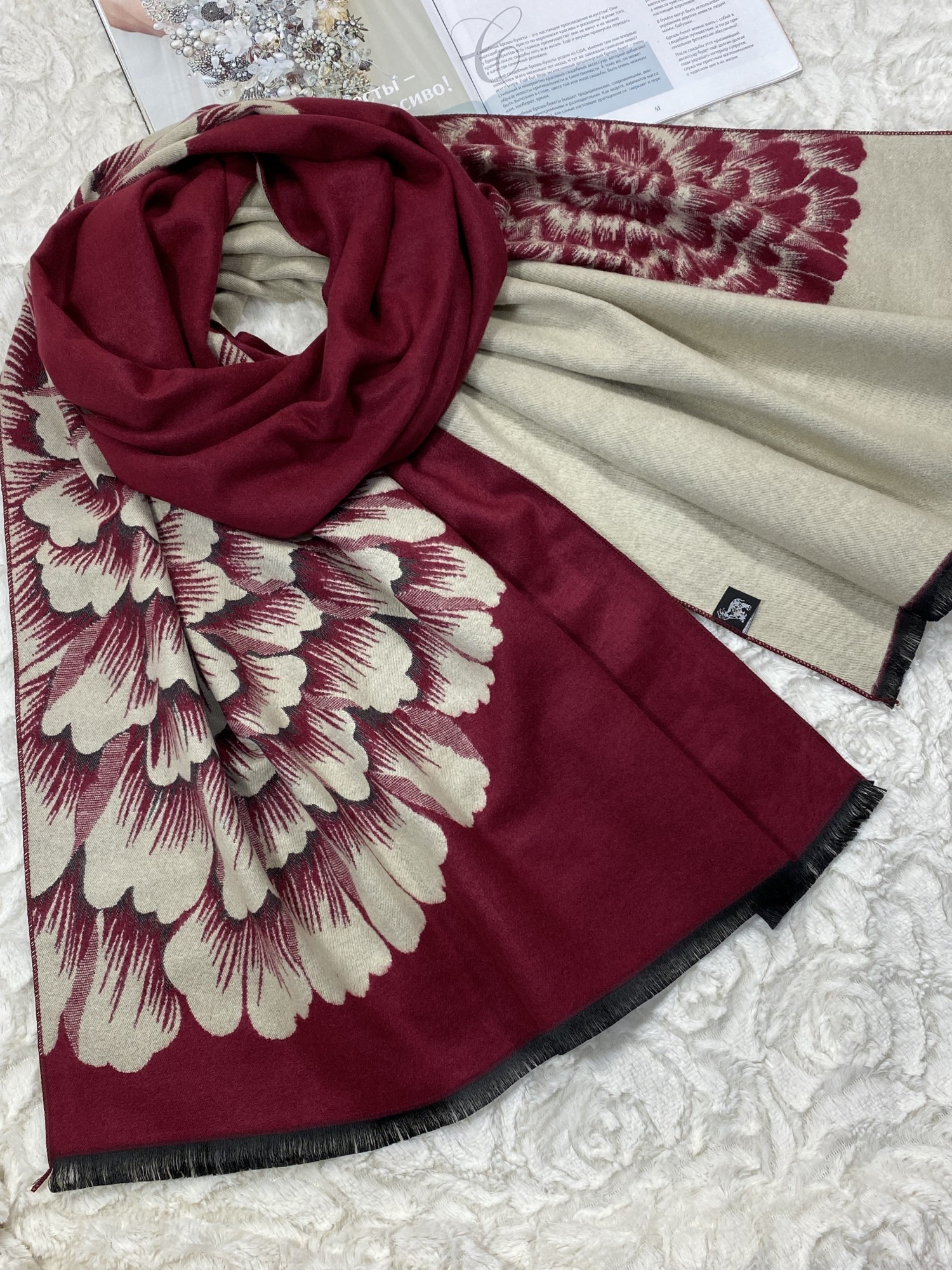 

Палантин Pashmina 190*60 см двухсторонний кашемировый с большим цветком бордовый с бежевым