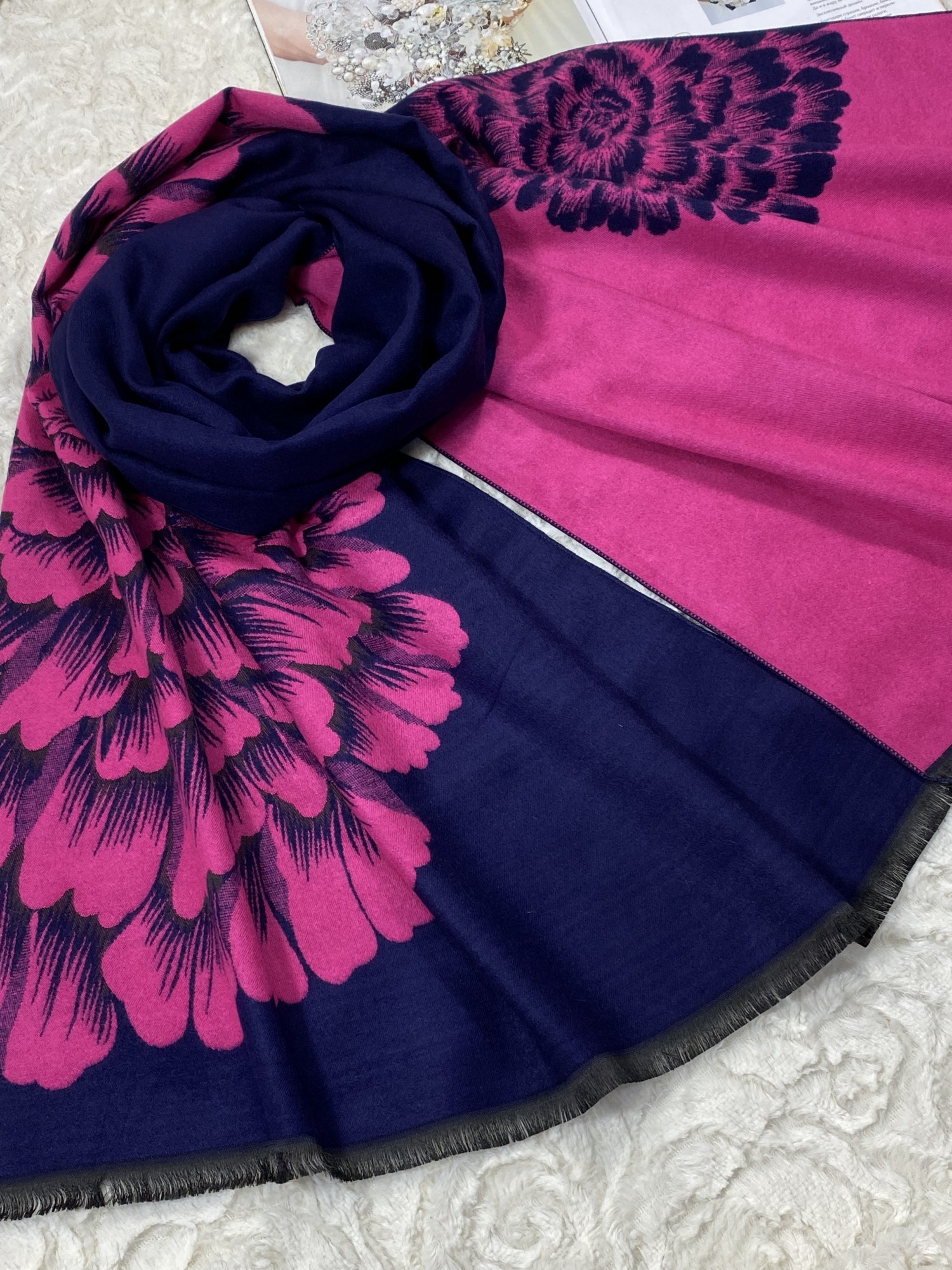 

Палантин Pashmina 190*60 см двухсторонний кашемировый с большим цветком синий с малиновым