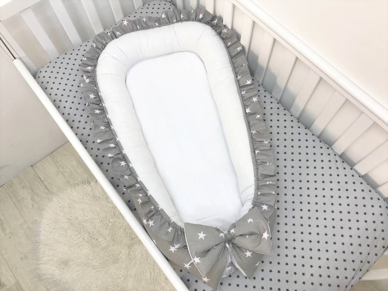 

Детский Кокон гнёздышко со съёмным кокосовым матрасом Moon Time Звезды серые с рюшей 90*50см