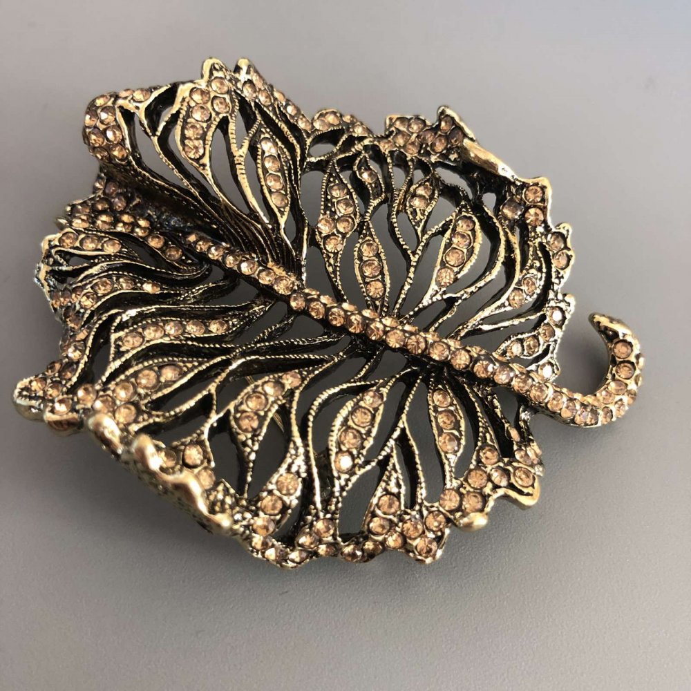 

Брошь Лист в золотистых стразах, золотистый металл 58х72мм, ida30333