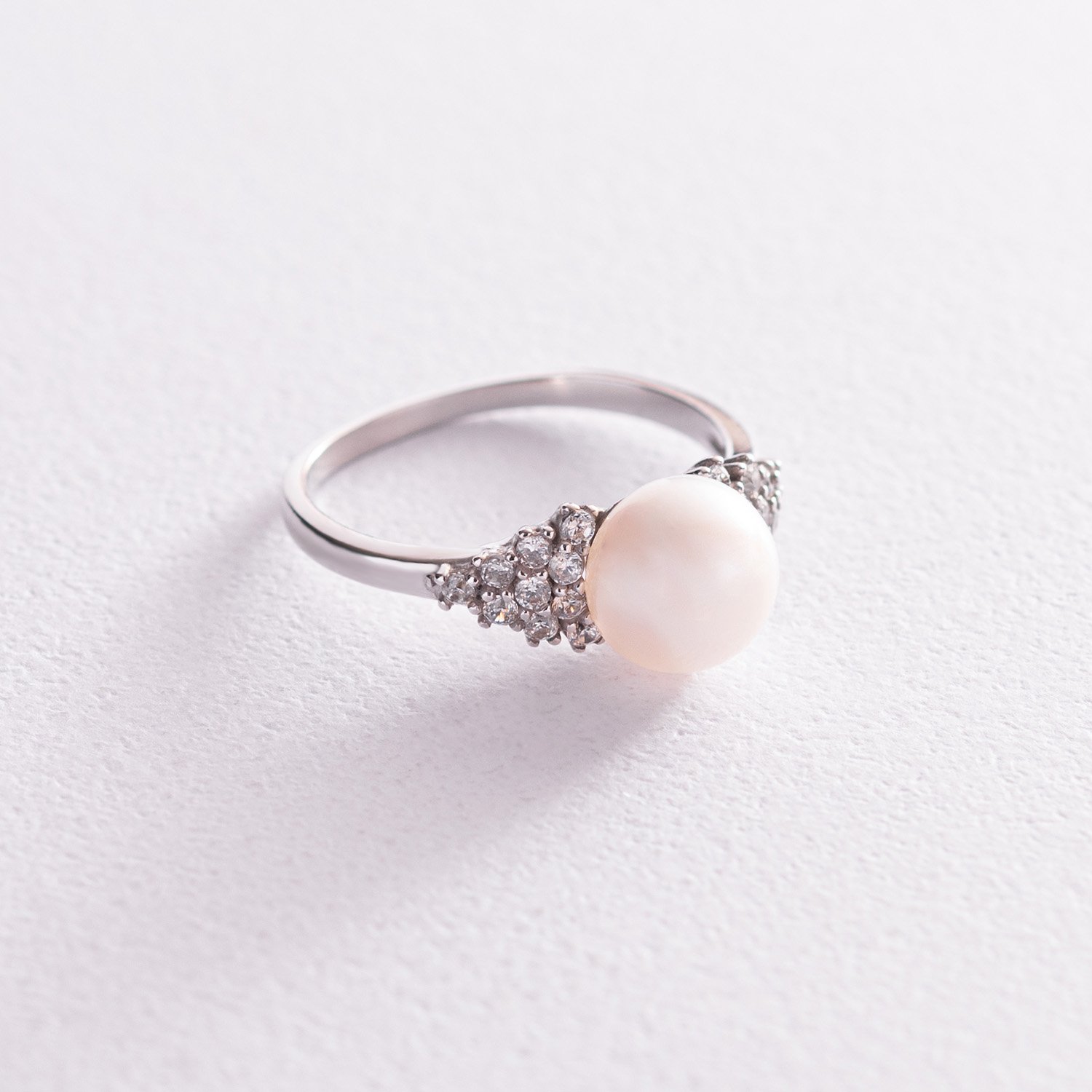 

Серебряное кольцо с жемчугом и фианитами 1808/1р-PWT Оникс 15.5