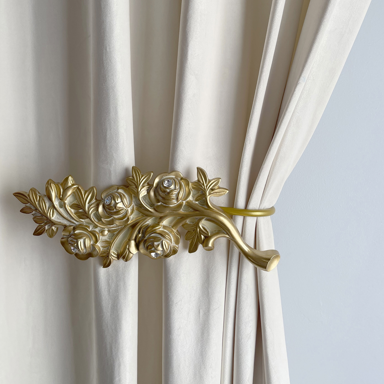 

Шторный подхват держатель бело-золотистый Adagio Windows Decor ветка с цветами 14х34см, 2 шт в комплекте