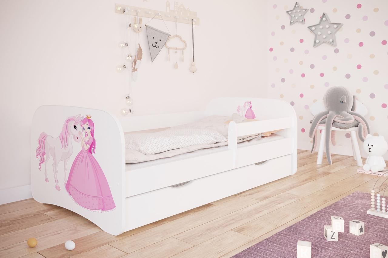 

Кроватка детская Kocot Kids Baby Dreams Принцесса с лошадкой Белый/Розовый с принтом односпальная с перилами и ящиком на колесах + ламели FLEX