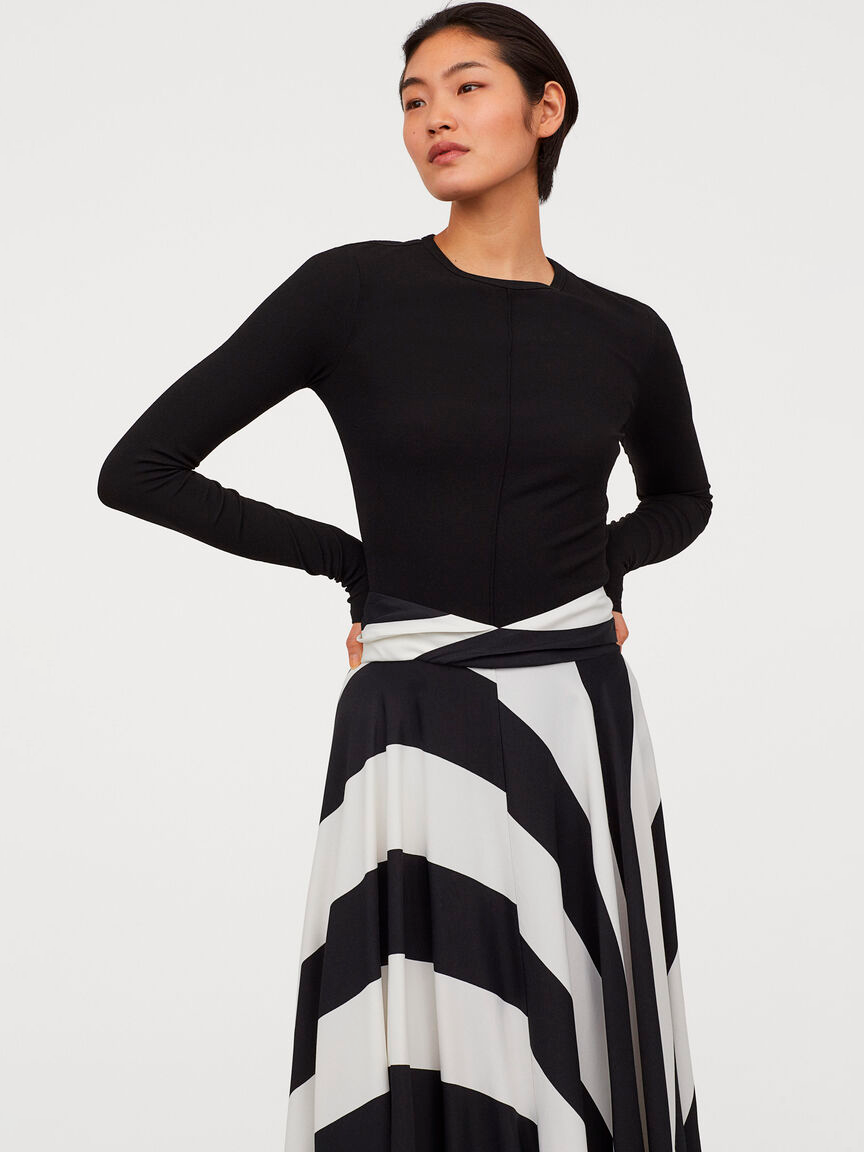

Лонгслив H&M 09-0866837-001 M Черный (СА2000001870808)