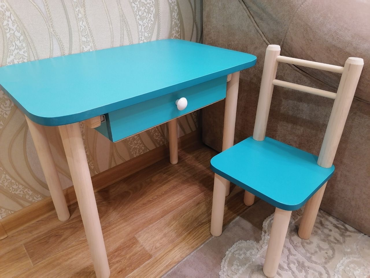 

Столик детский деревянный и 2 стульчика Toys , высота 50 см. Столешница 50/70 см. Морская волна с ящиком