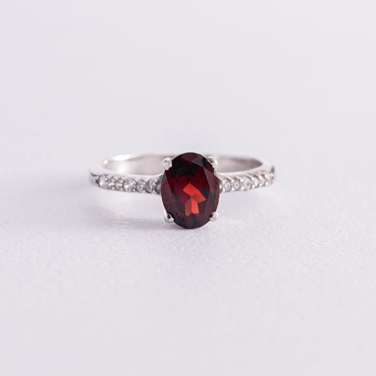 

Серебряное кольцо с пиропом и фианитами 1339/1р-GARN Оникс 19