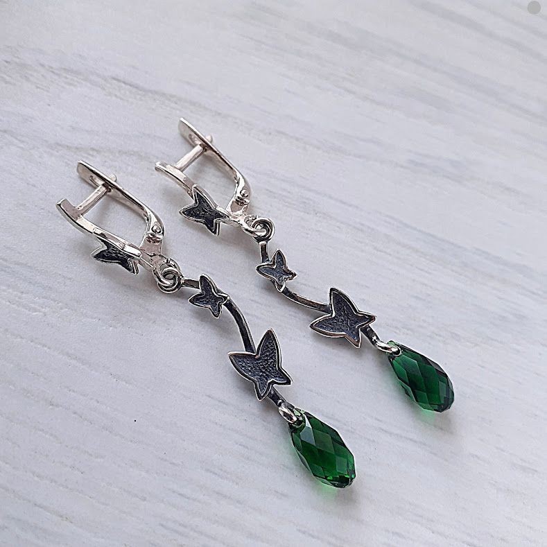

Черненные серьги Hand Made с кристаллами Swarovski зеленого цвета