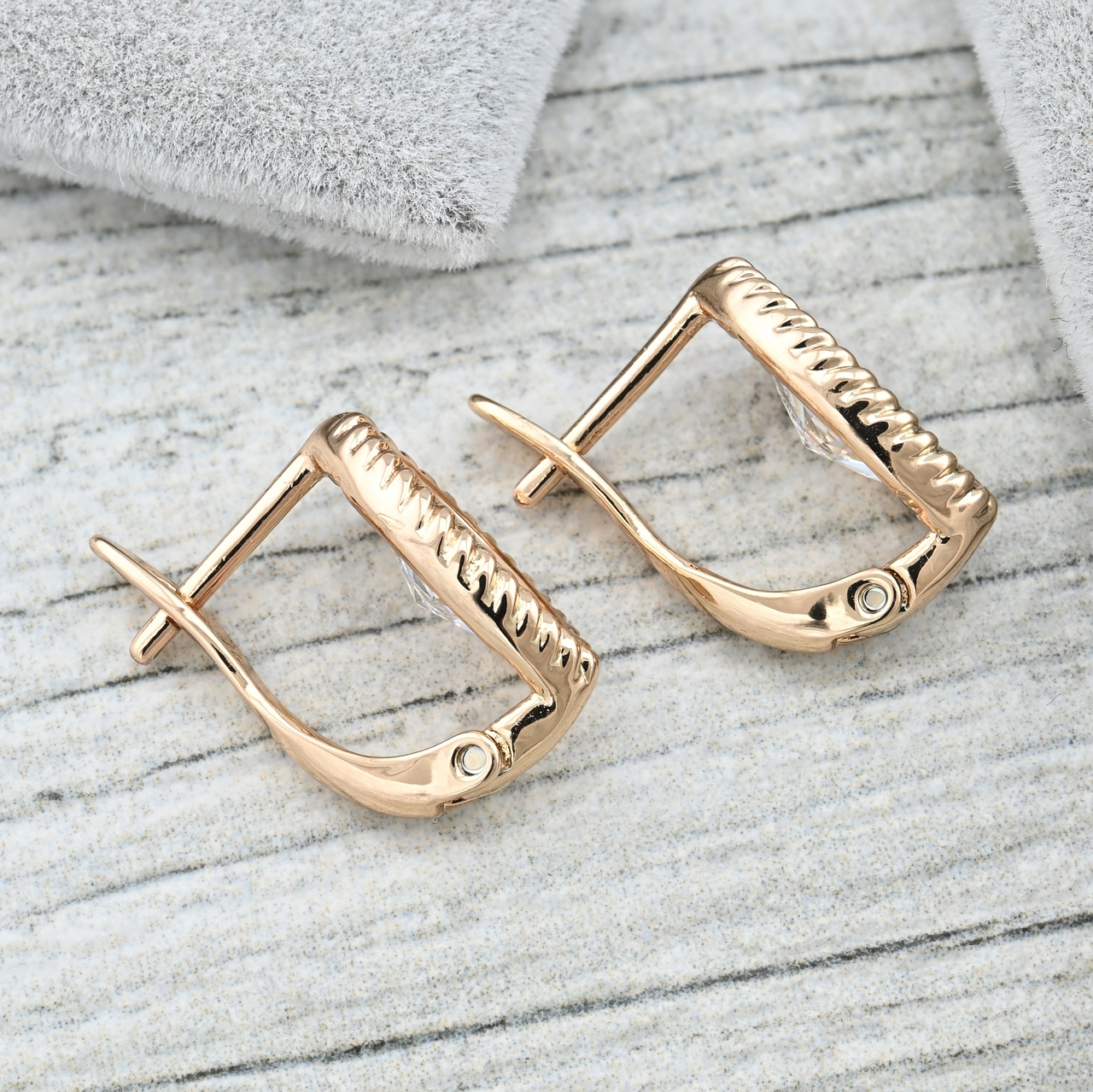 

Серьги Xuping 35664 размер 14х8 мм белые фианиты вес 2.8 г позолота 18К