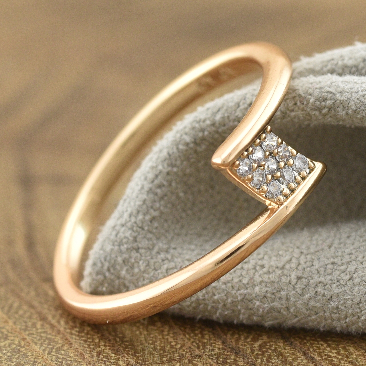 

Кольцо Xuping 30659 ширина 8 мм белые фианиты позолота 18К18