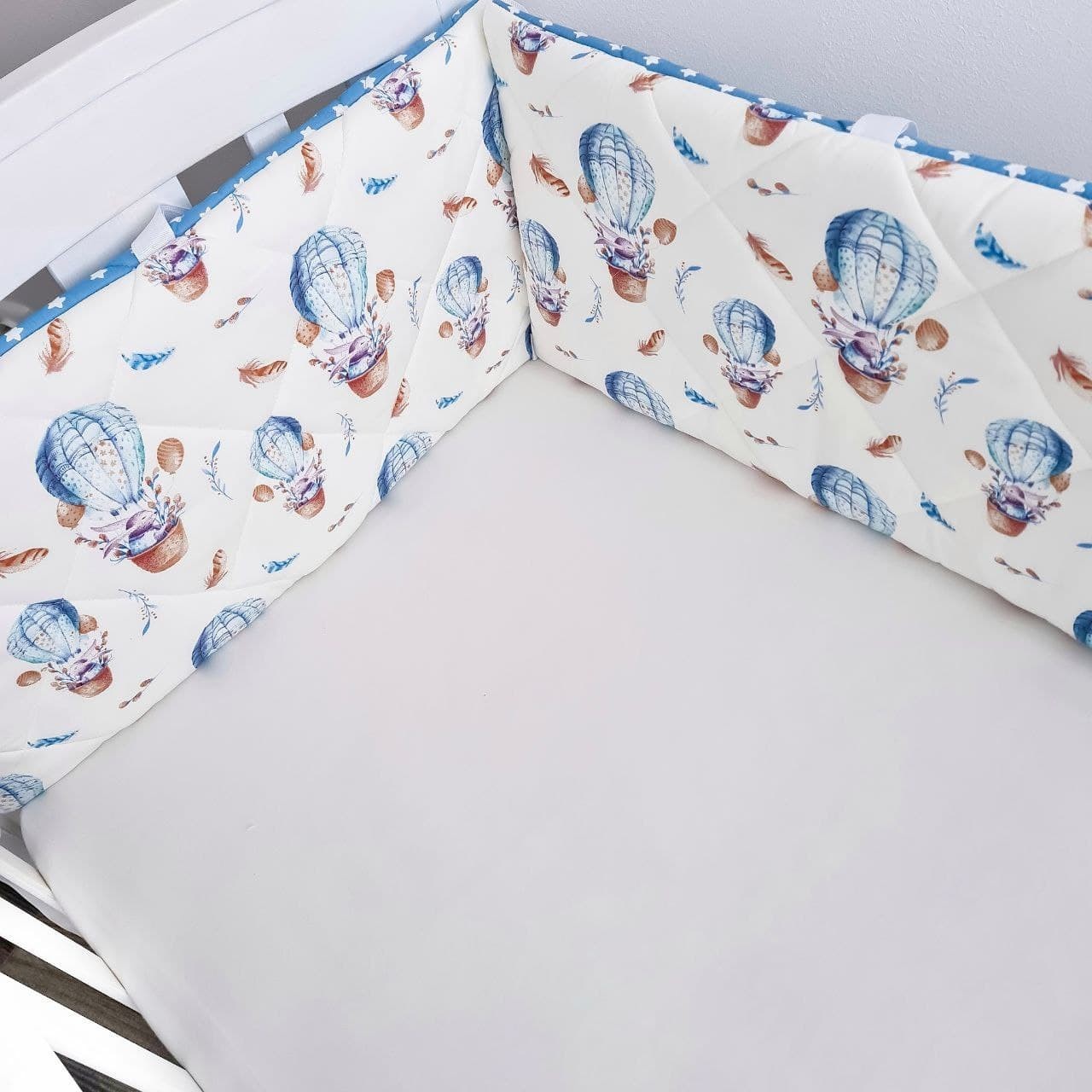 

Стеганные бортики для мальчика на 3 стороны 120×60 "Зайчики на воздушных шарах" голубые