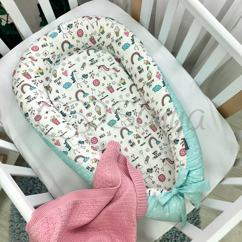 

Кокон для новорожденных Маленькая Соня Baby Desing Premium Единороги и радуги 65*90 см поплин детский арт.5019493