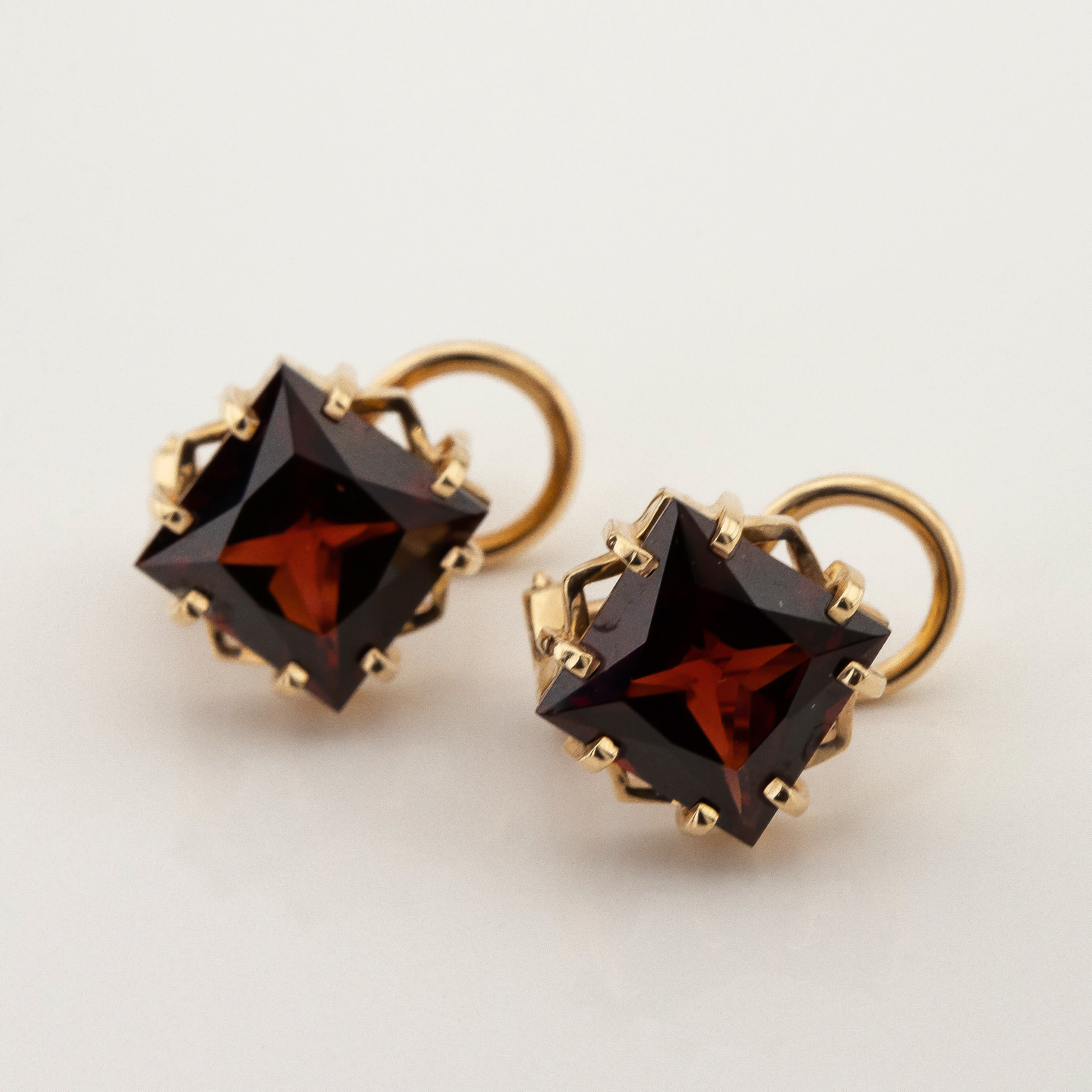 

Золотые серьги с гранатом 12326gr Диамант