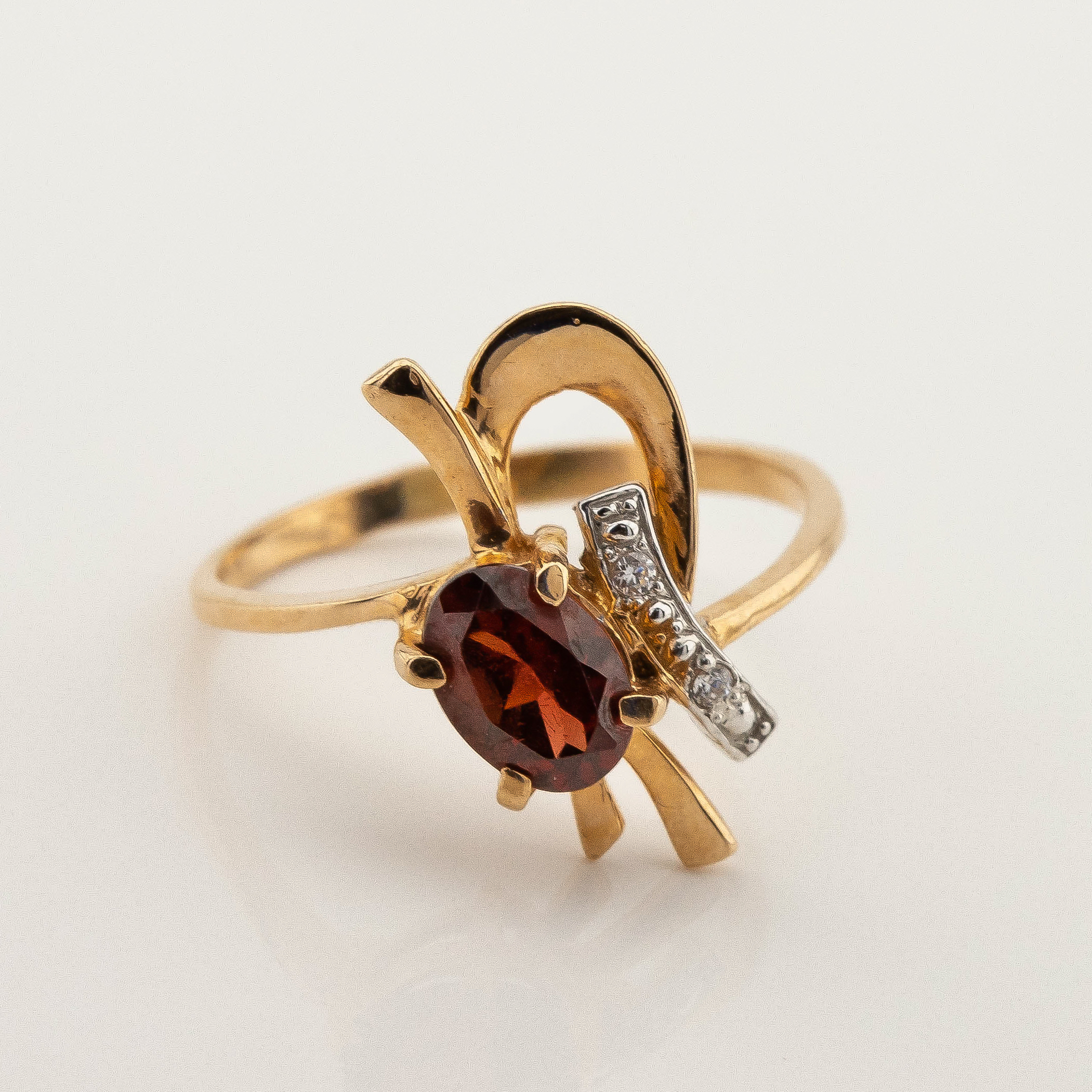 

Золотое кольцо с гранатом и фианитами 11536gr Диамант, 17 размер