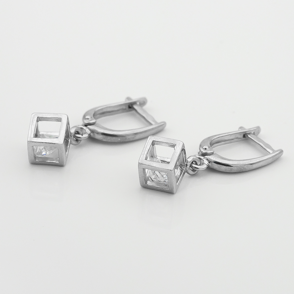

Серебряные серьги Кубики с фианитами 121111-4 Диамант