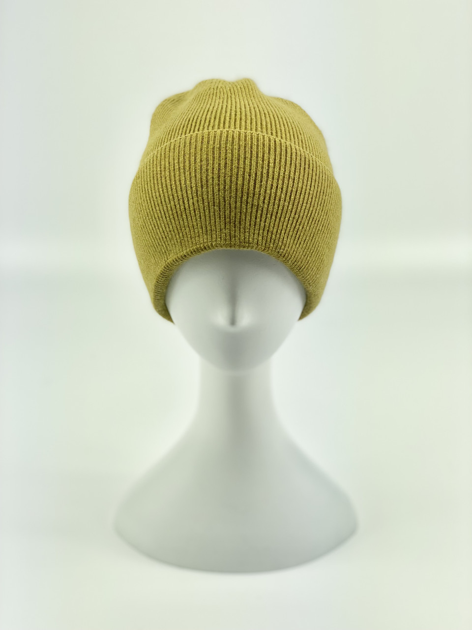 

Оливковая мужская спортивная шапка с двойным подворотом из ангоры зимняя