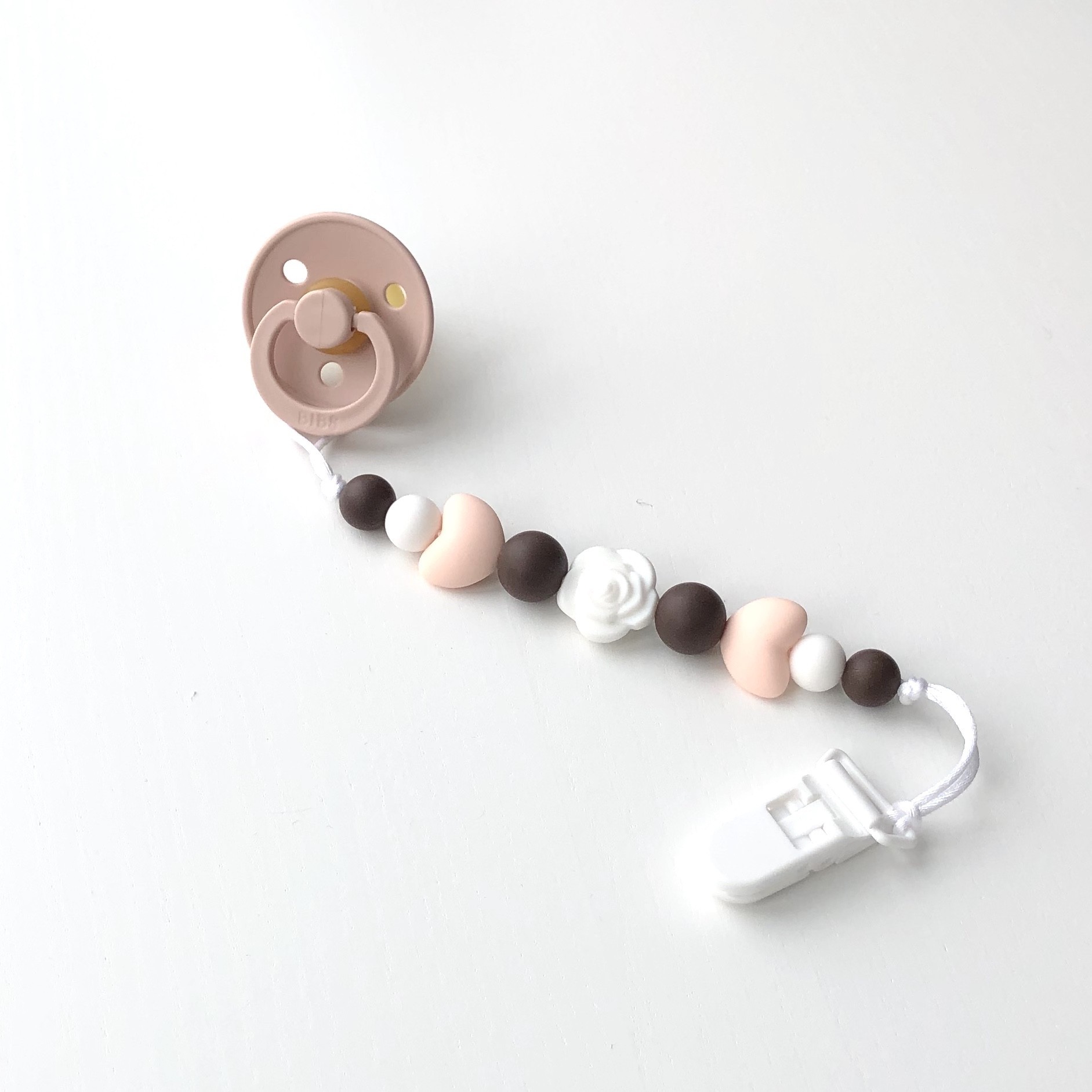 

Пустышка BIBS COLOUR и держатель Баловень Choko White