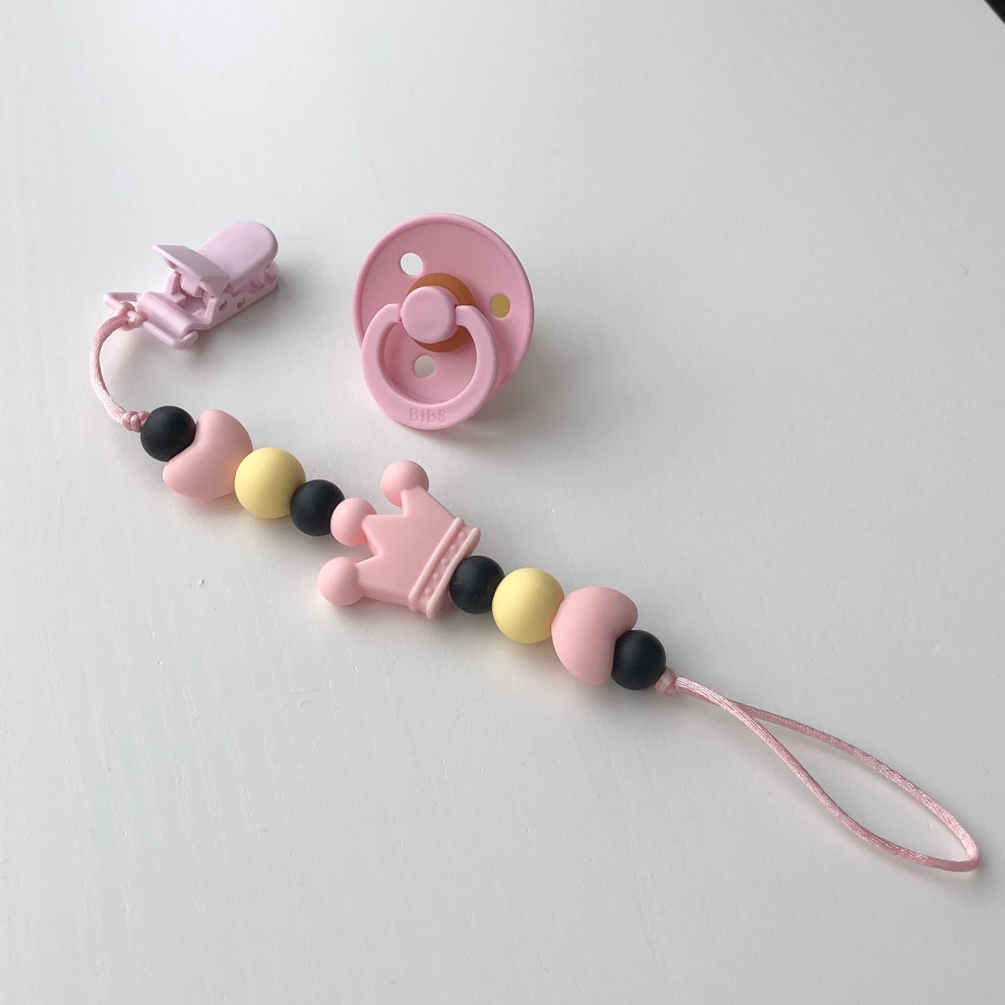 

Пустышка BIBS COLOUR и держатель Баловень Lady Pink