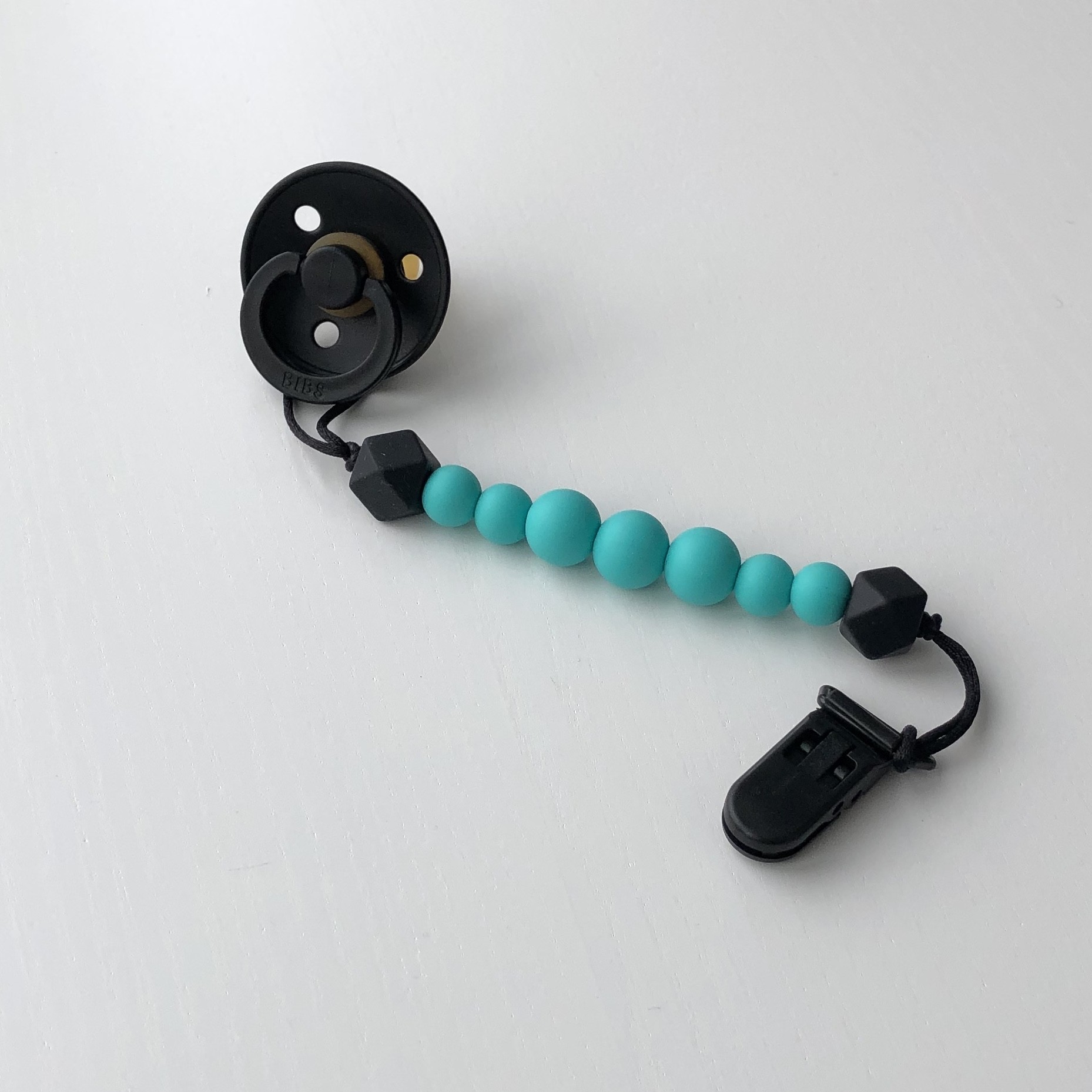 

Пустышка BIBS COLOUR и держатель Баловень Green Black