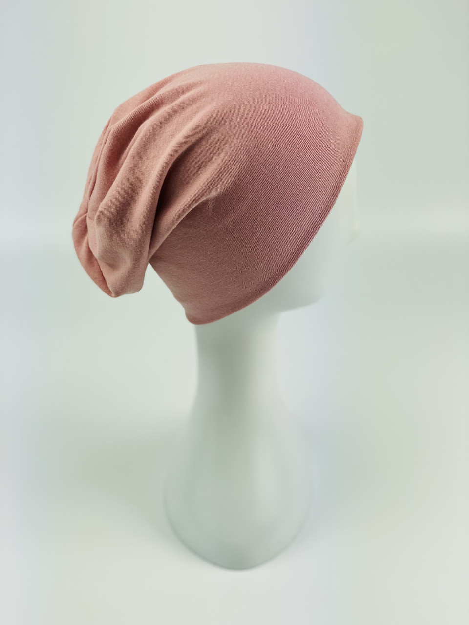 

Пудровая женская демисезонная шапка бини из хлопка