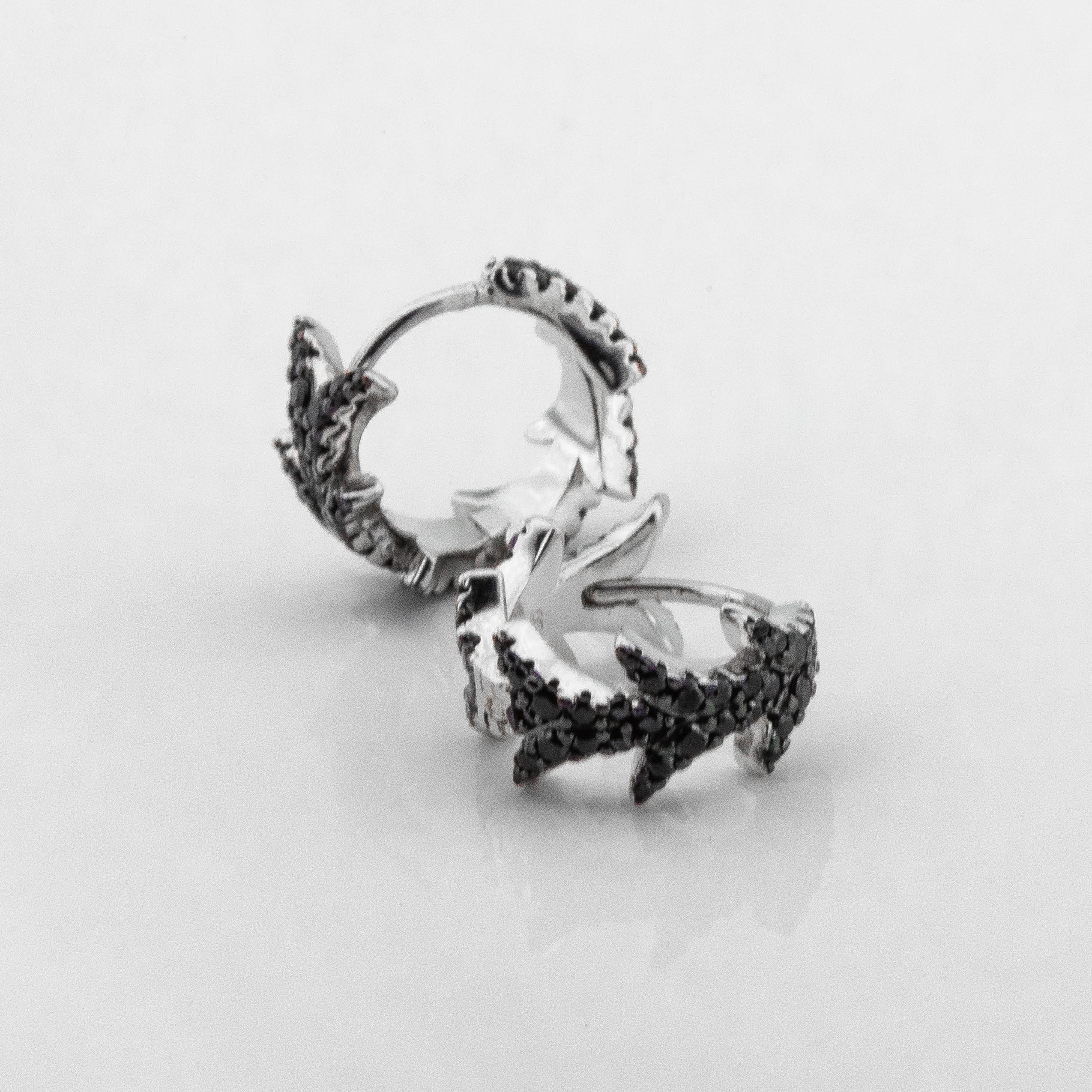 

Серебряные серьги-кольца с черными фианитами c121560 Диамант