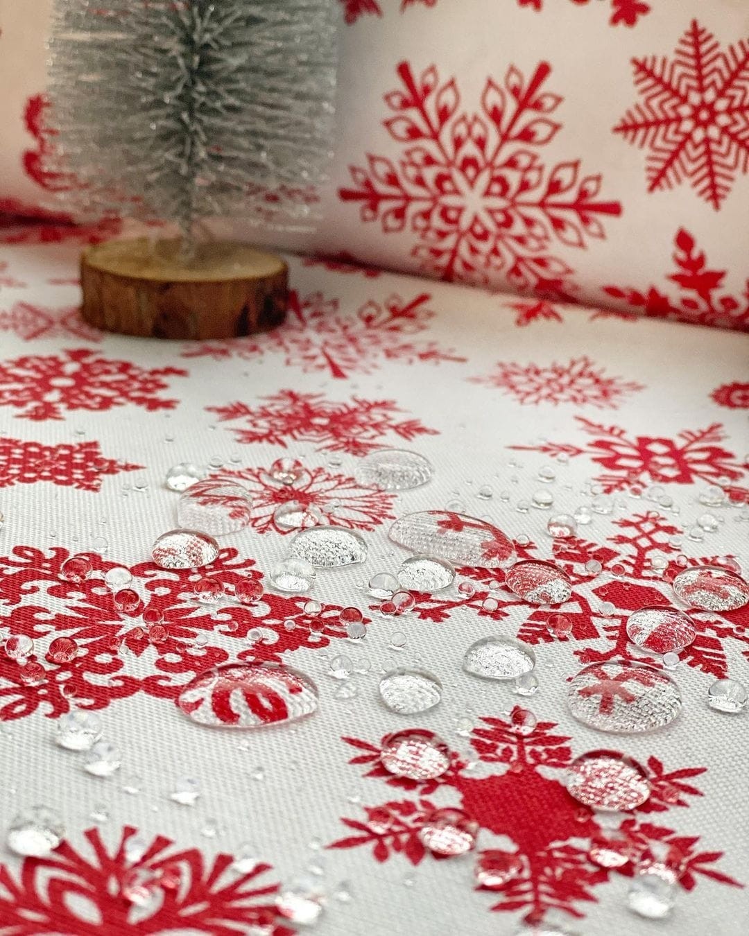 

Новогодняя скатерть на стол с тефлоновой пропиткой "Снежинка" белый фон 140*180