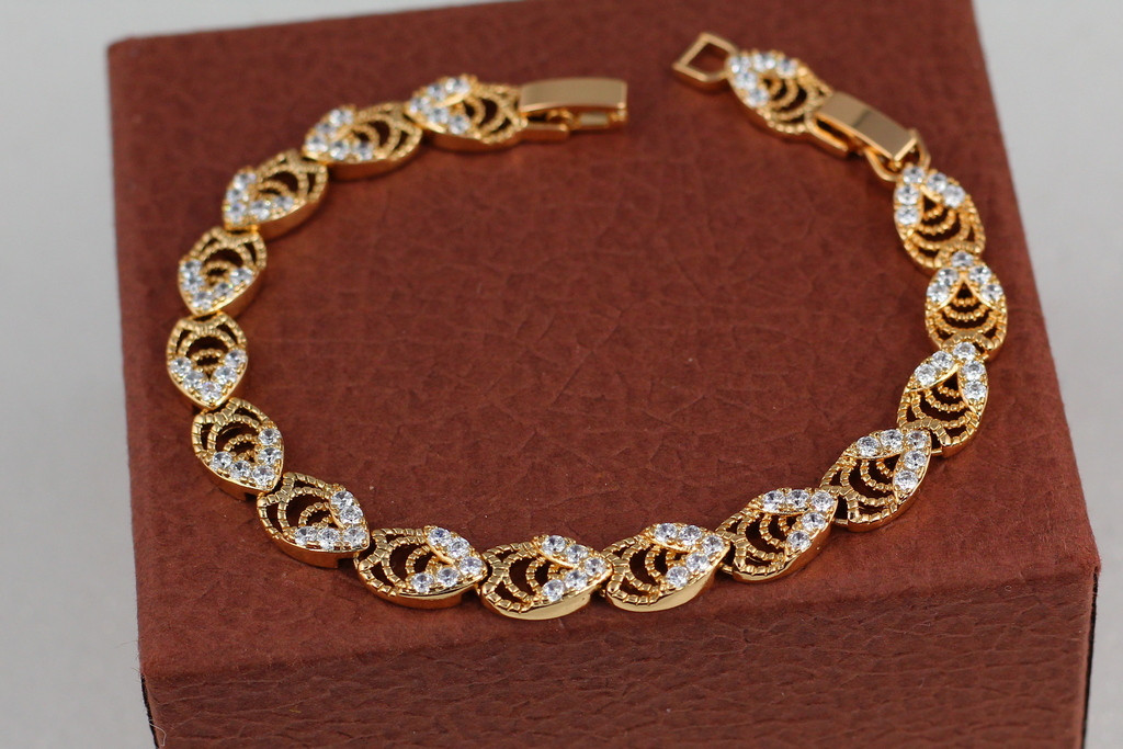 

Браслет Xuping Jewelry лепестки с белыми камнями 18 см 7 мм золотистый
