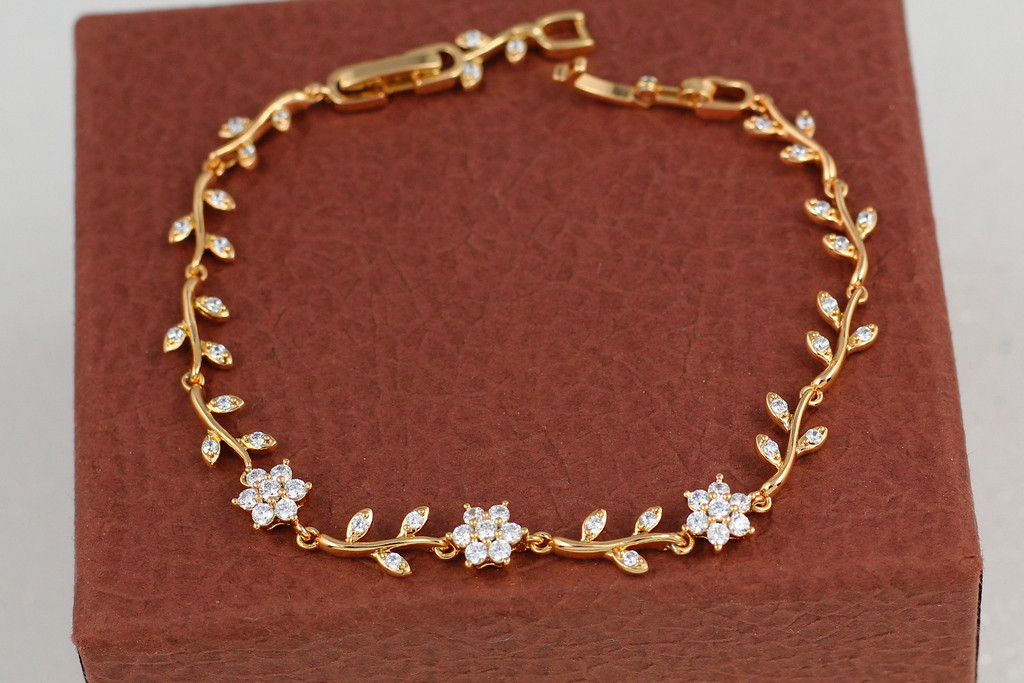 

Браслет Xuping Jewelry с тремя цветочками на ветках по всей длине 17 см 5 мм золотистый