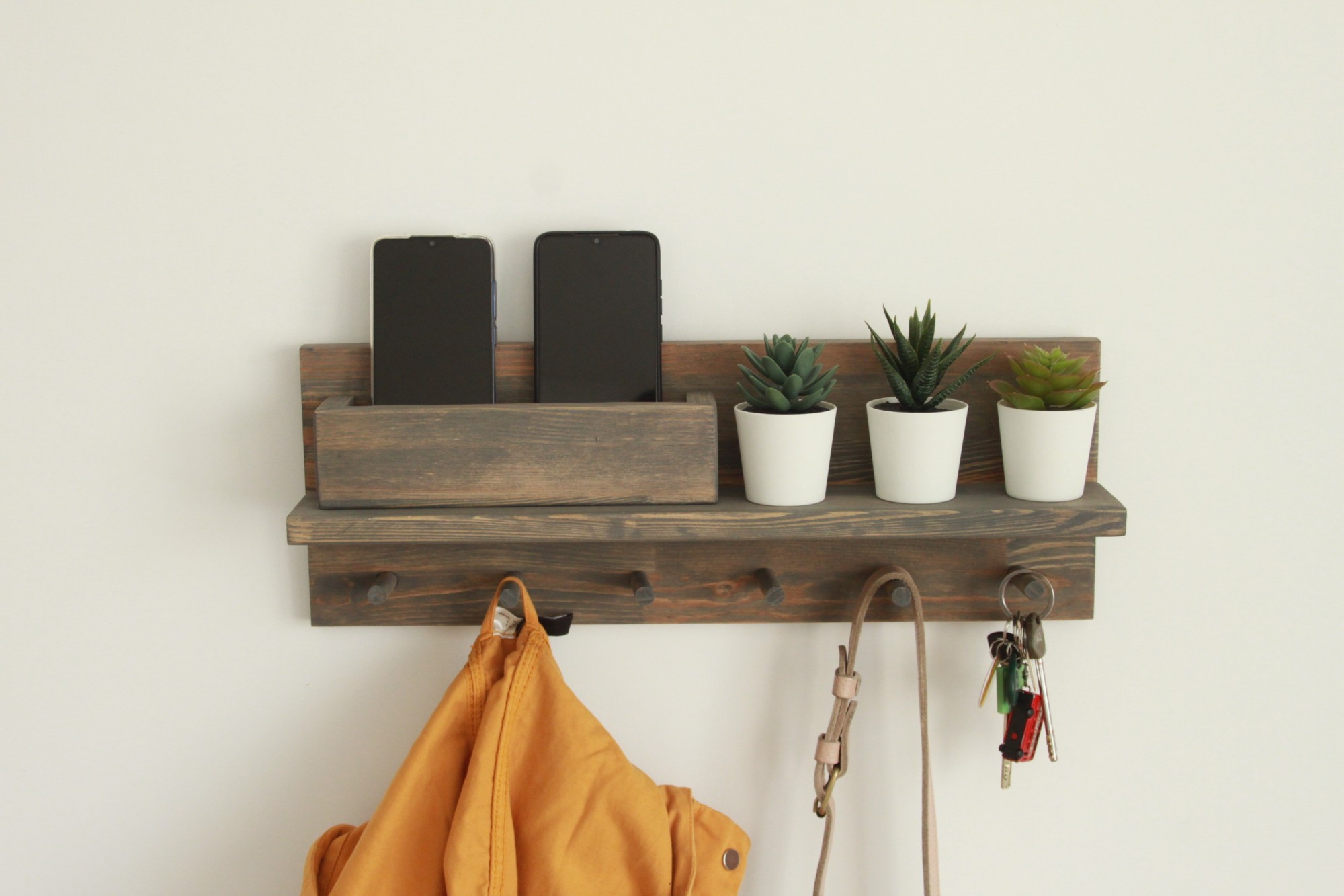 

Настенная ключница, полка с крючками Decor PW 50x10x18 см серый
